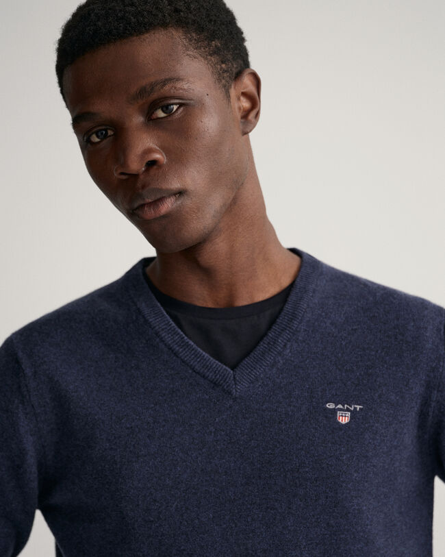 V‑neulepusero eritt&auml;in hienosta lampaanvillasta