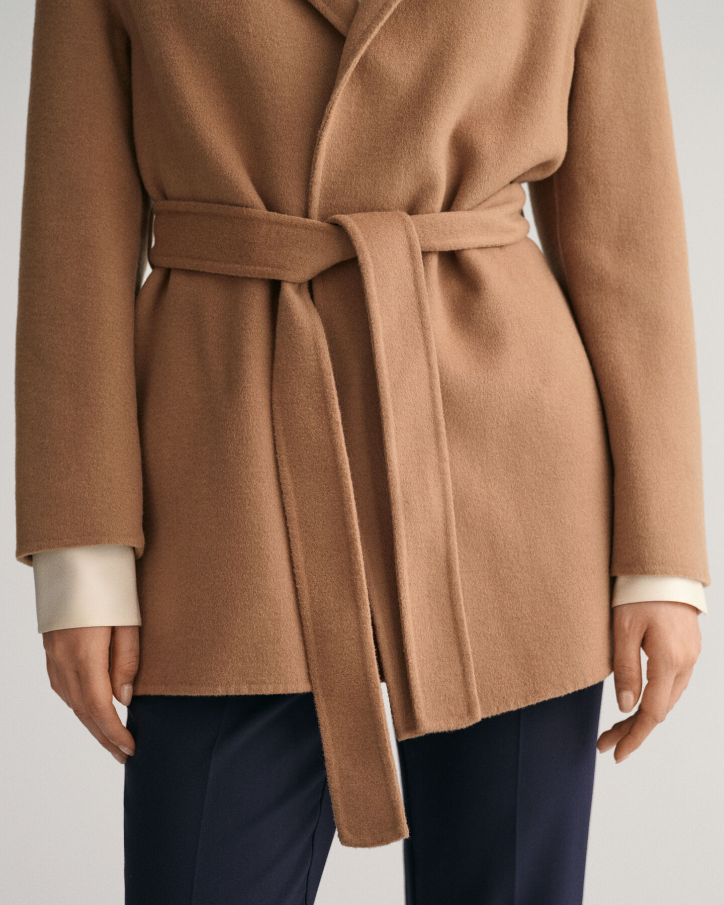 Käsin tikattu bleiseri vyöllä