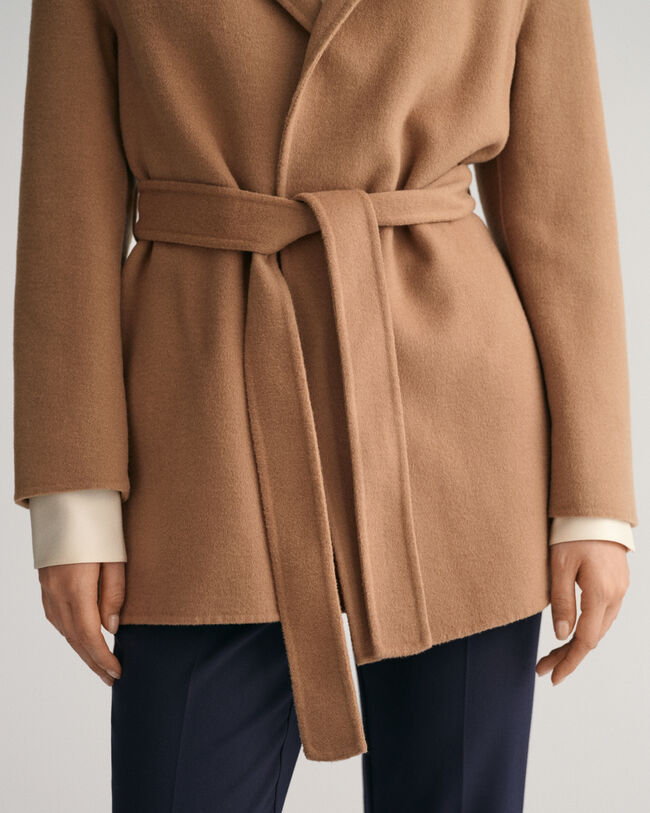 Käsin tikattu bleiseri vyöllä