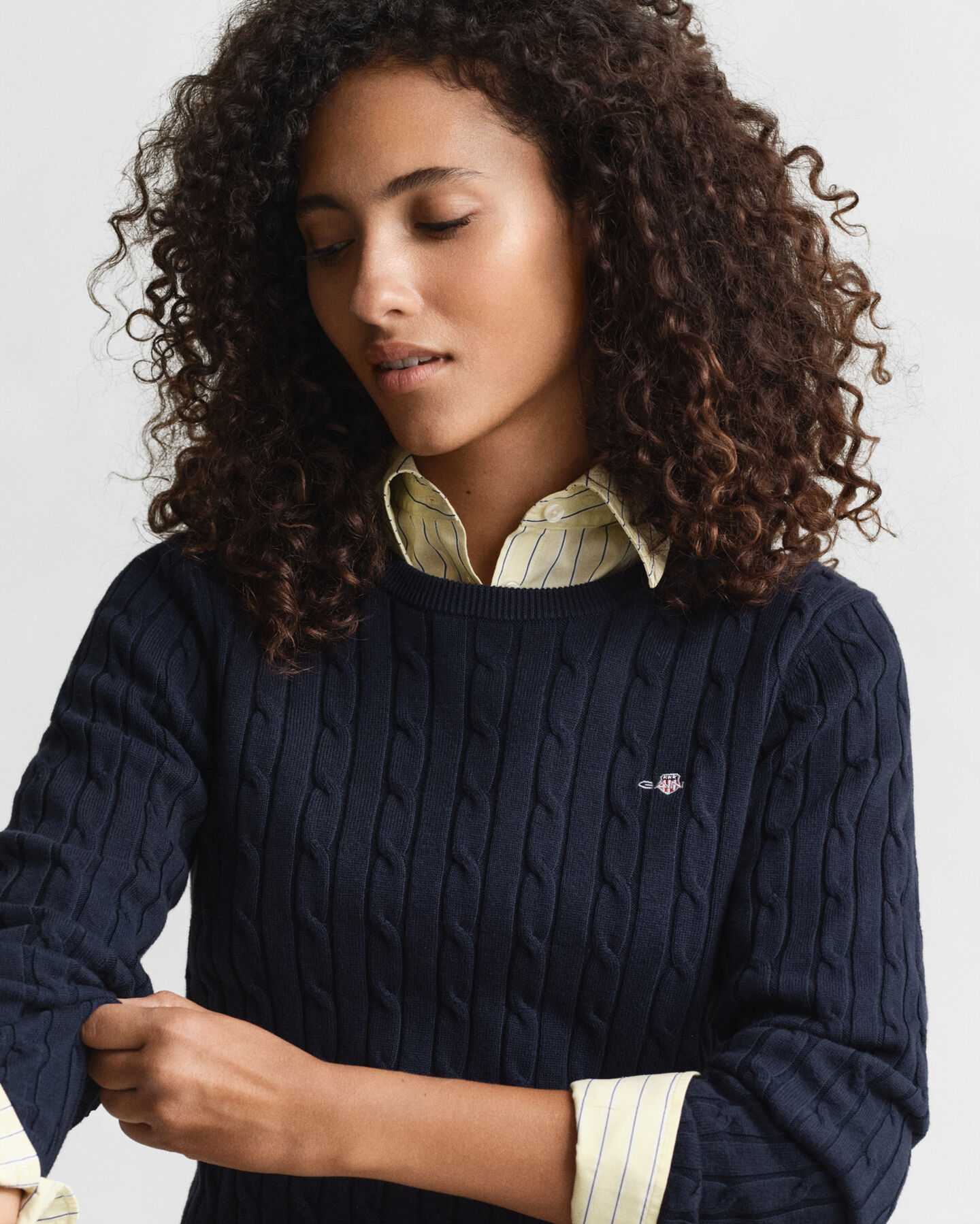 Joustopuuvillainen palmikkoneulepusero, jossa pyöreä pääntie