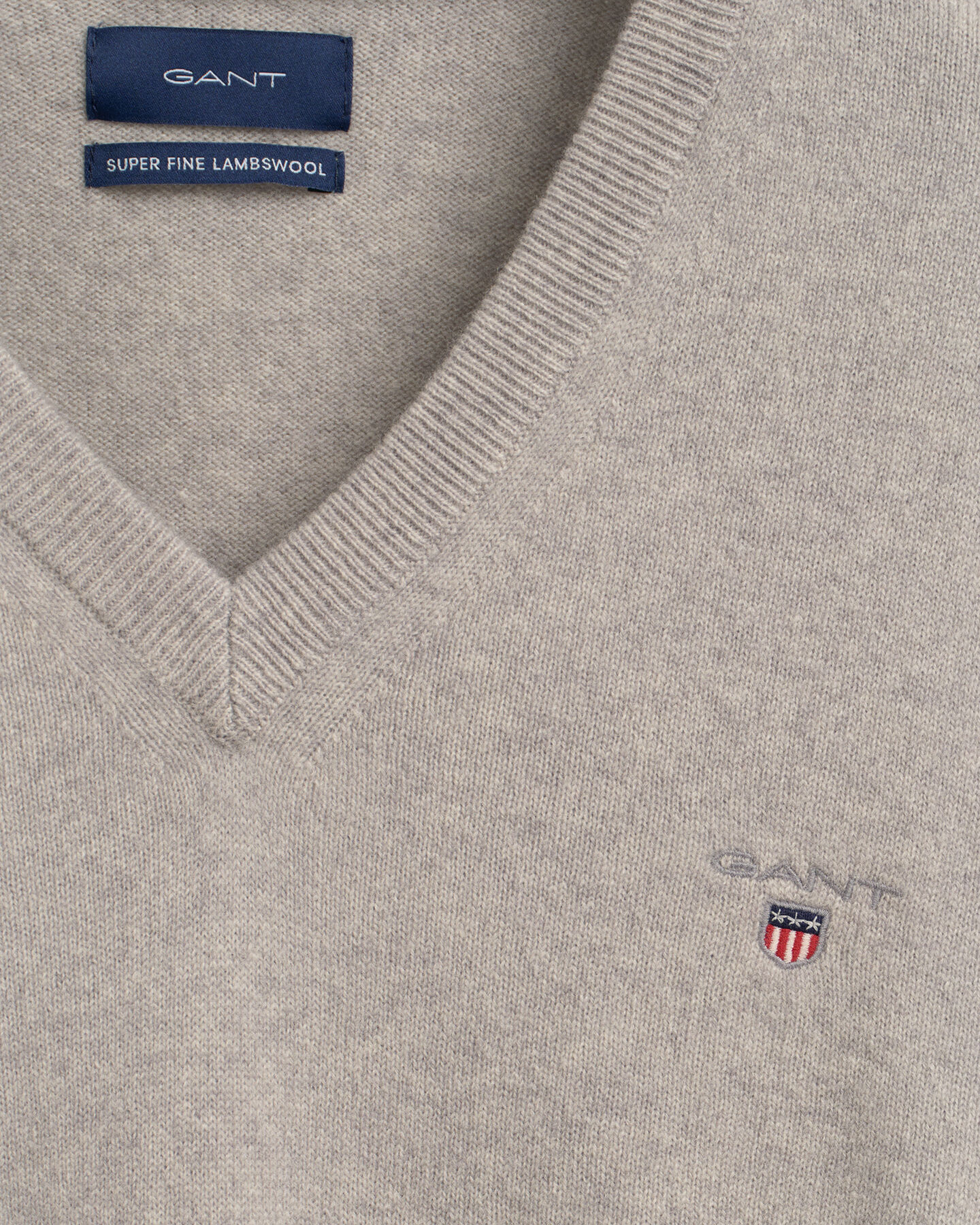 V‑neulepusero eritt&auml;in hienosta lampaanvillasta