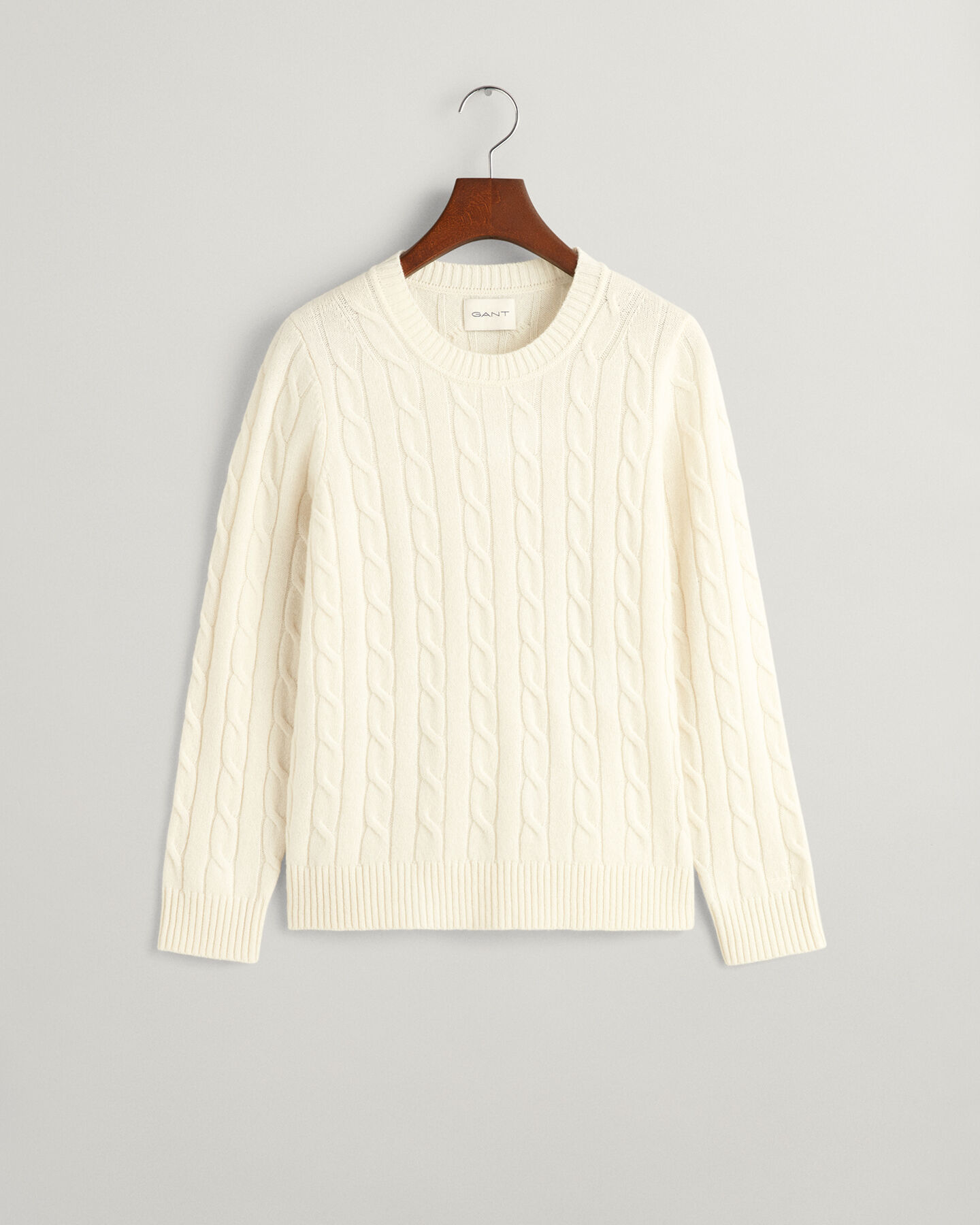 Lampaanvillainen palmikkoneule, jossa py&ouml;re&auml; p&auml;&auml;ntie