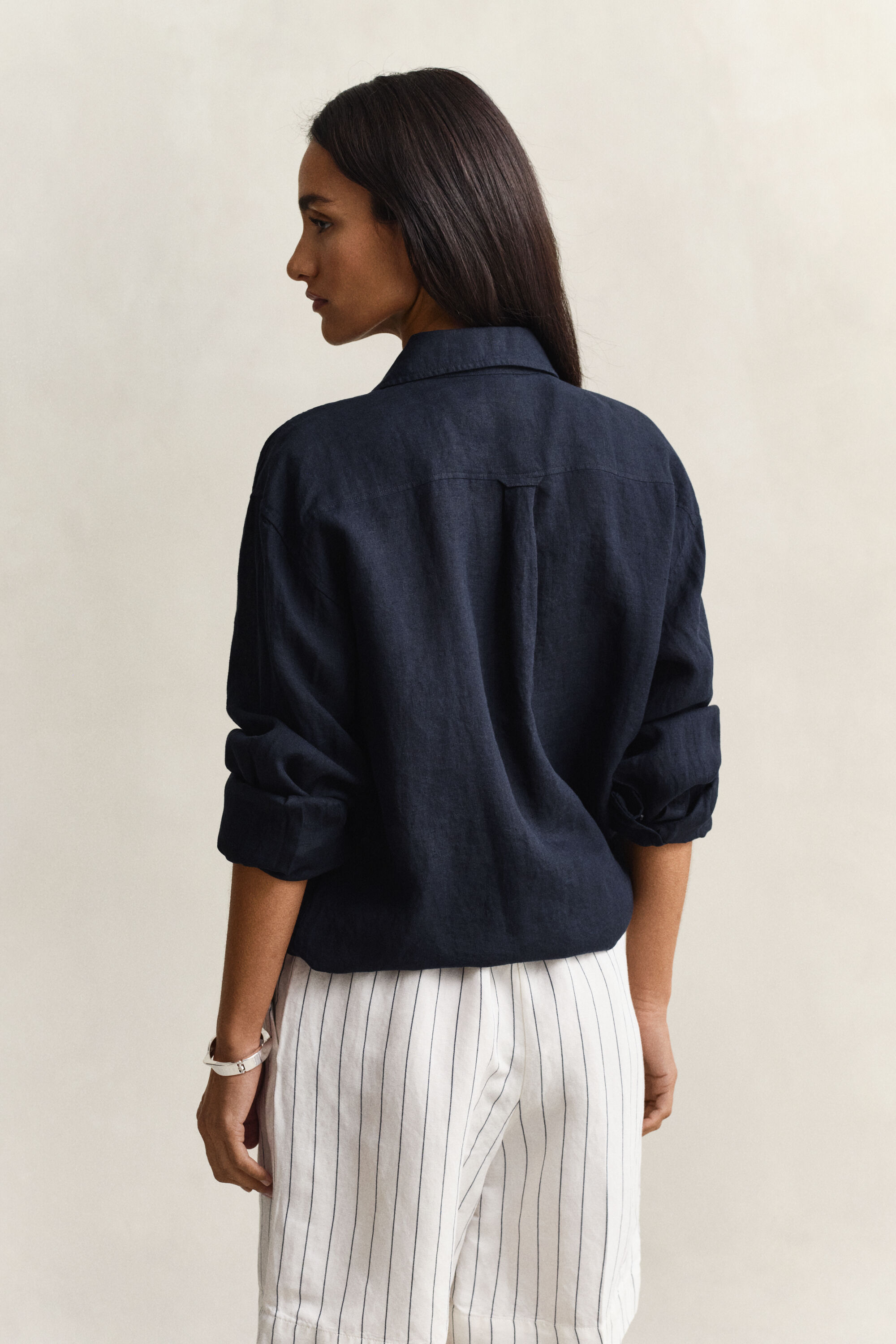 Relaxed fit ‑mitoitettu pellavapaita