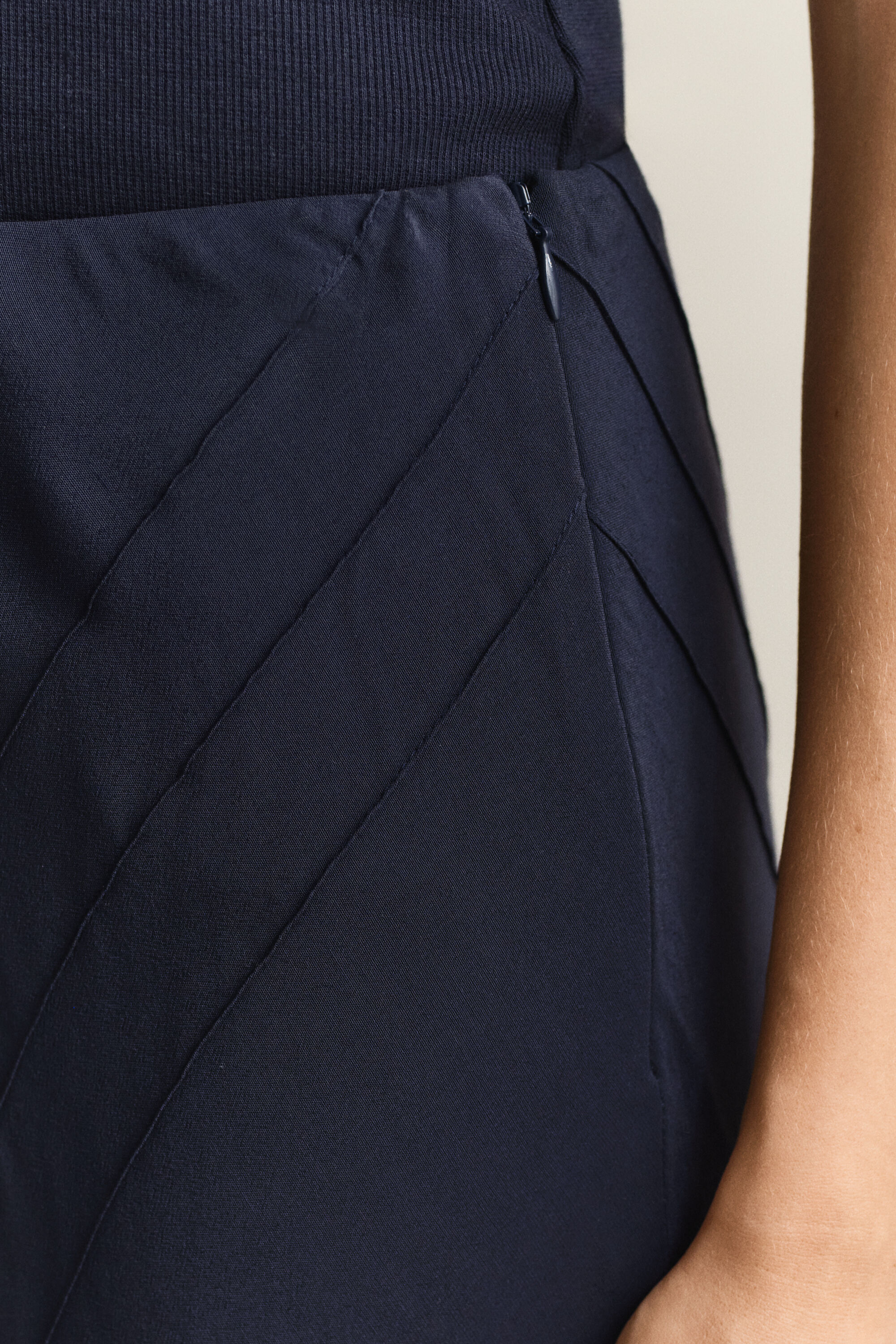 Vinoon leikattu leveähelmainen hame