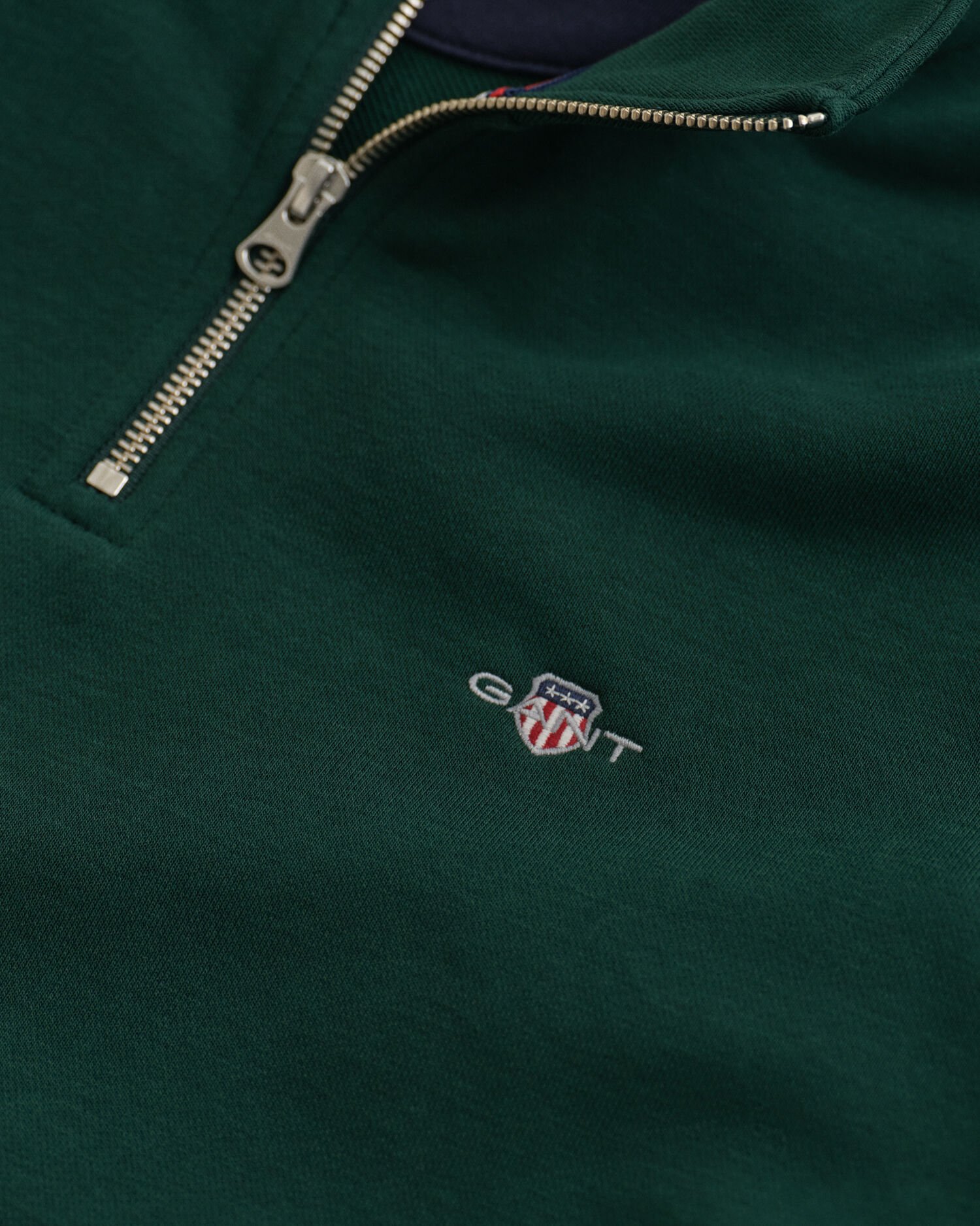 Shield‑collegepaita, jossa vetoketju pääntiellä