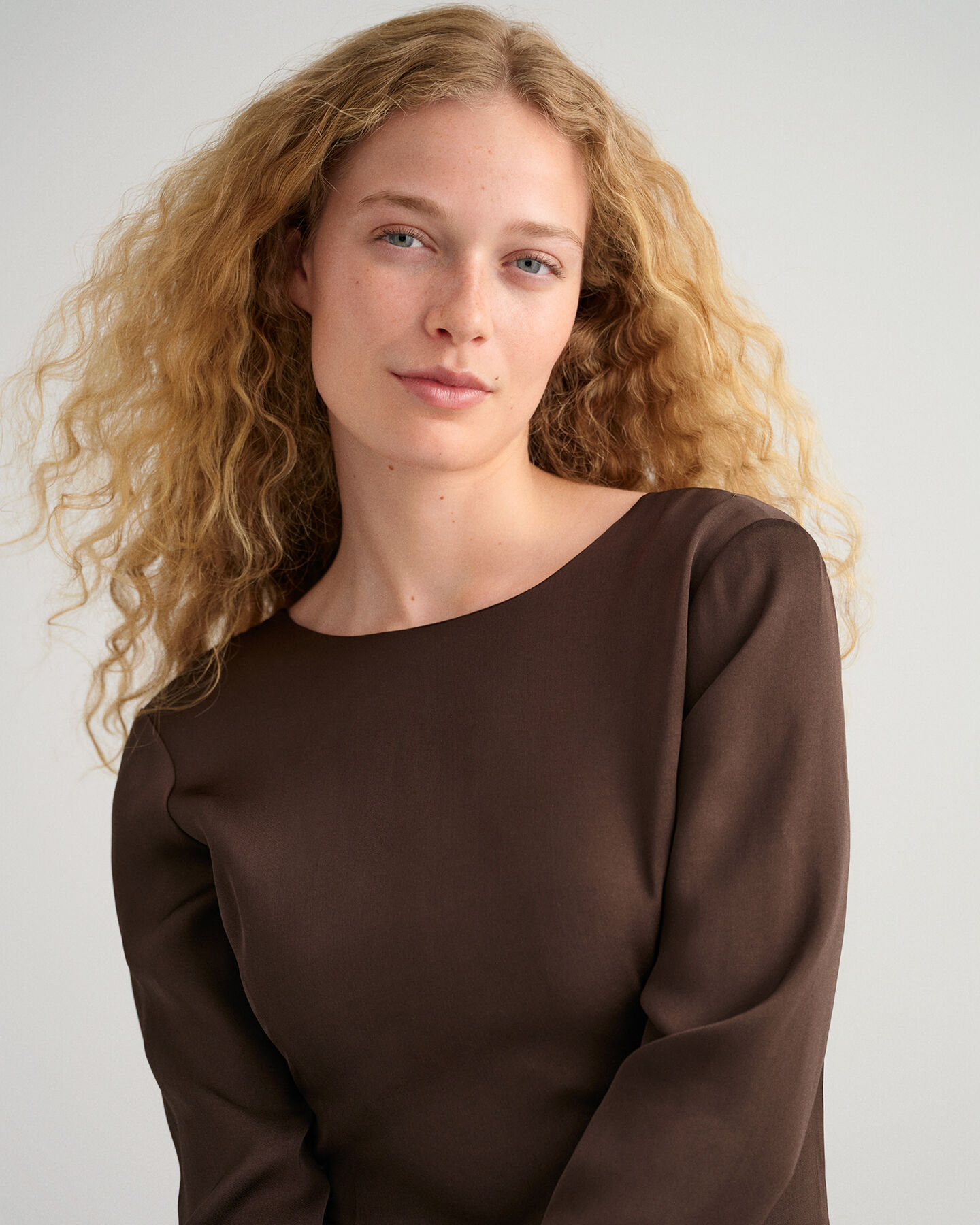 Maksimekko avoimella selkäosalla