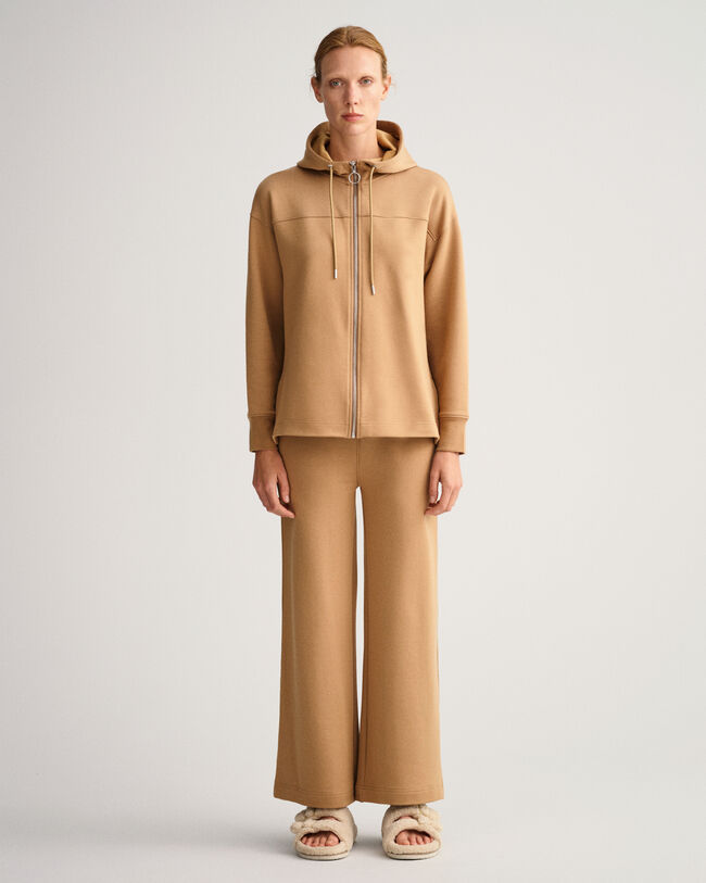 Collegehousut levenevill&auml; lahkeilla