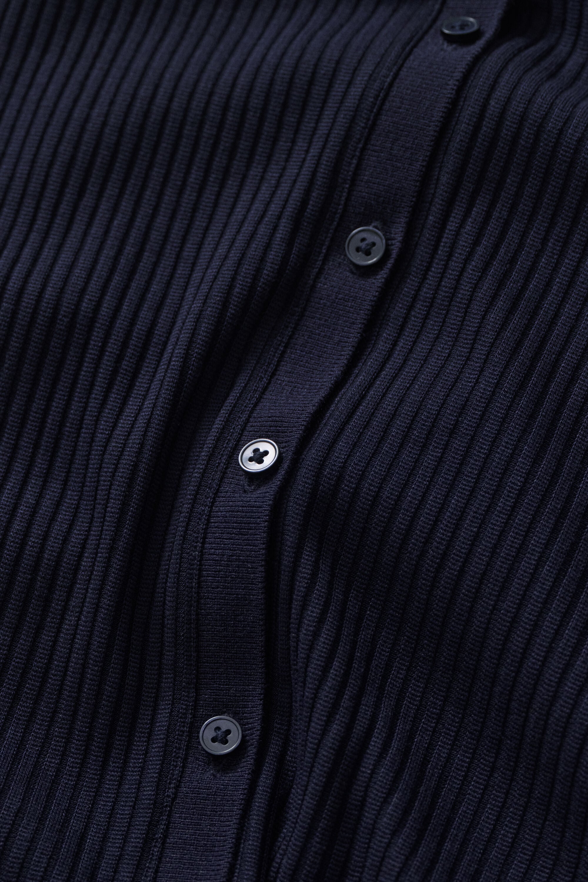 Slim fit -mitoitettu joustinneulottu pikeemekko