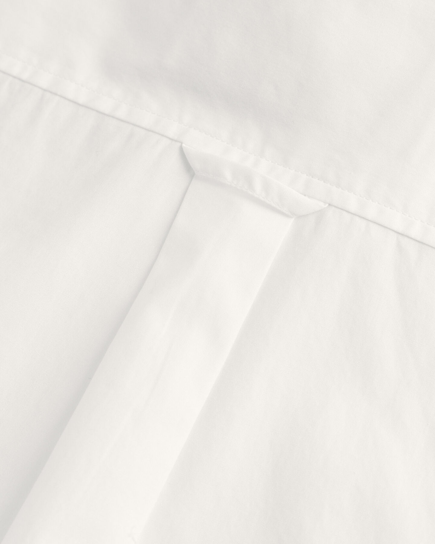 Relaxed fit ‑mitoitettu vajaamittainen paita