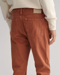 V&auml;rilliset regular fit ‑mitoitetut Arley-farkut