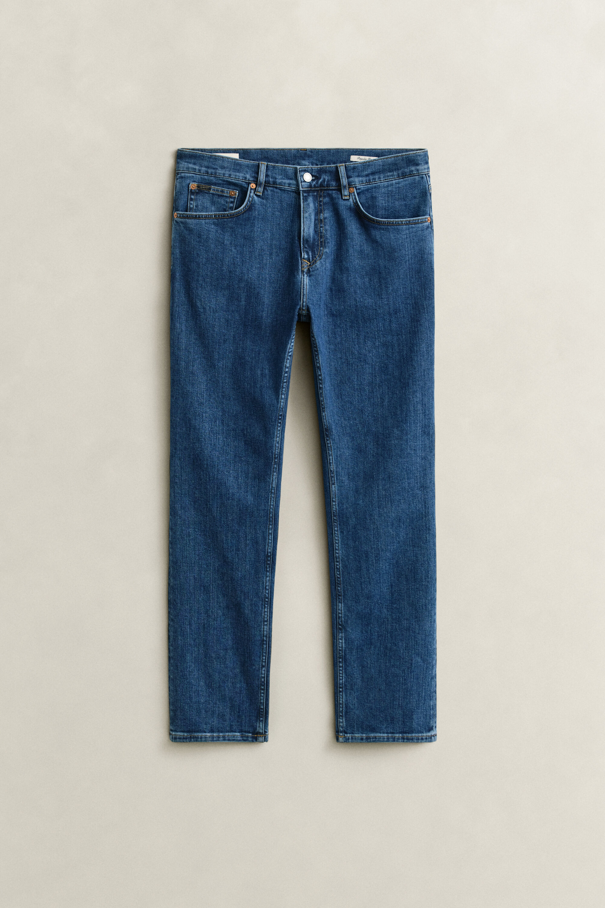 Regular fit ‑mitoitetut Clean Wash ‑farkut