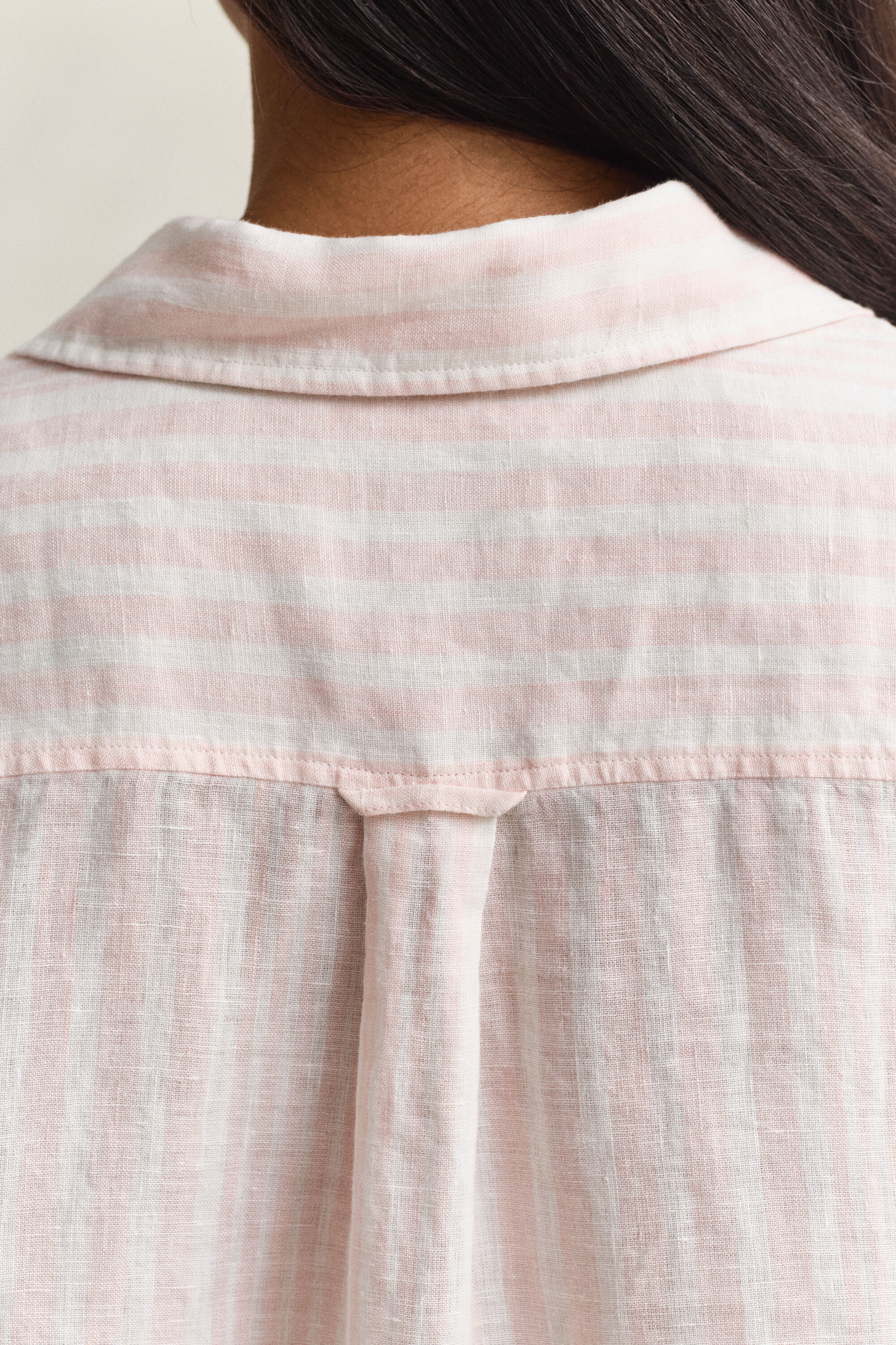 Relaxed fit ‑mitoitettu raidallinen pellavapaita