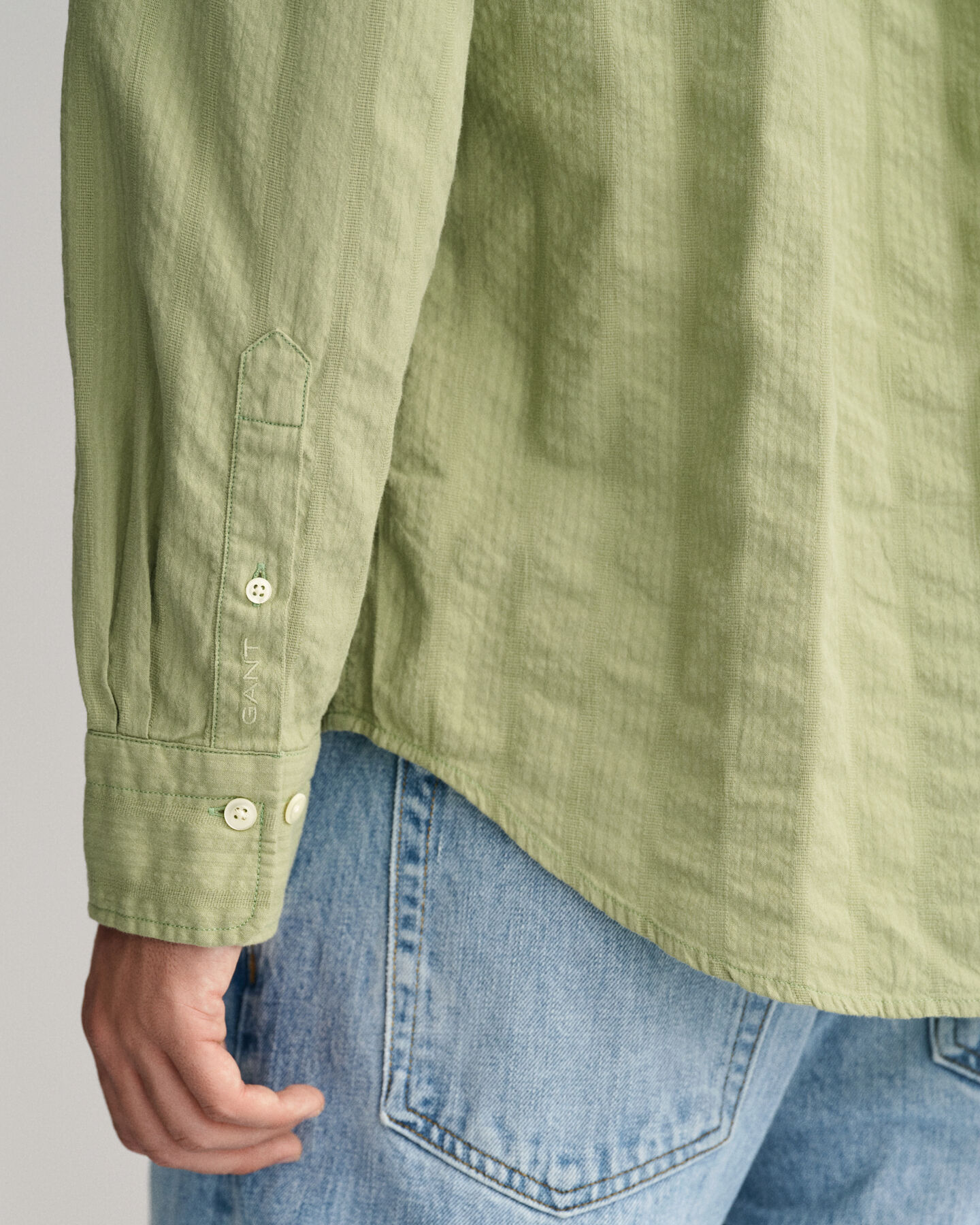 Dobby-raidallinen relaxed&nbsp;fit ‑mitoitettu paita