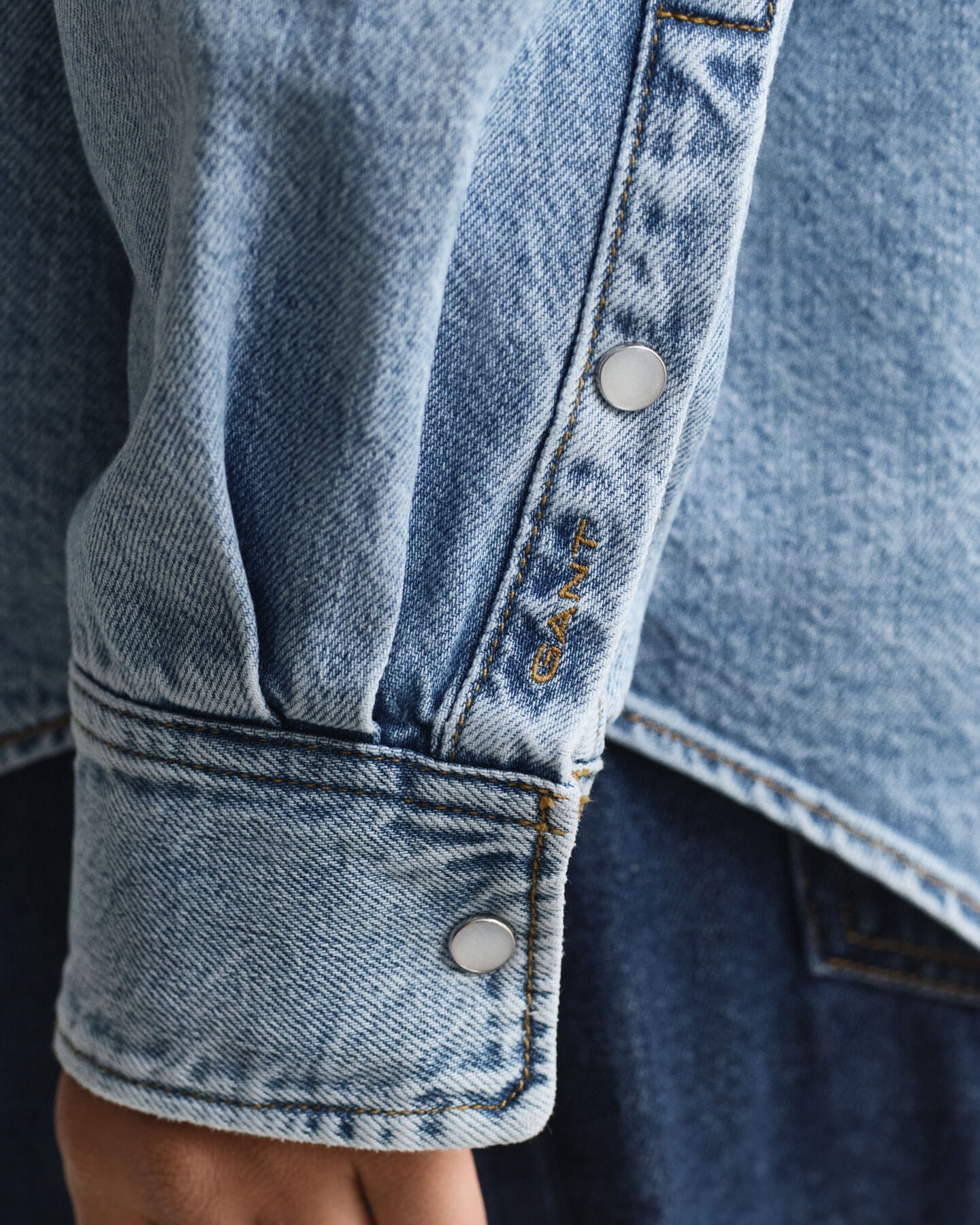 Relaxed fit ‑mitoitettu farkkupaita