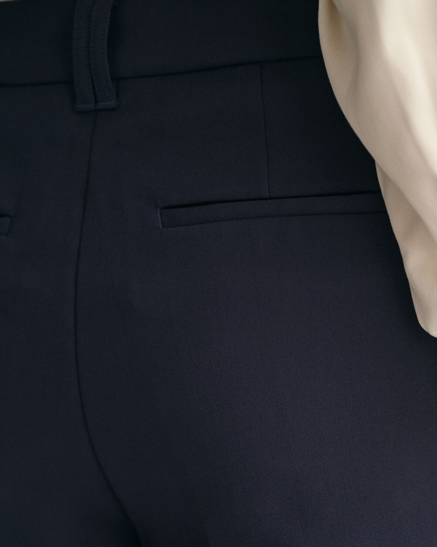 Slim fit ‑mitoitetut alaspäin levenevät housut