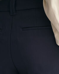 Slim fit ‑mitoitetut alaspäin levenevät housut