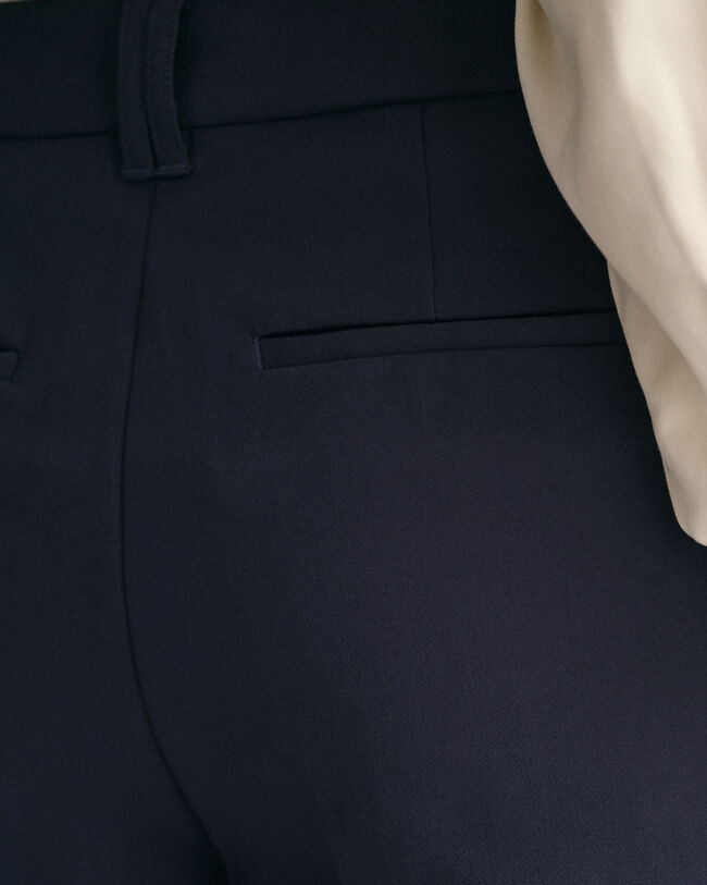 Slim fit ‑mitoitetut alaspäin levenevät housut