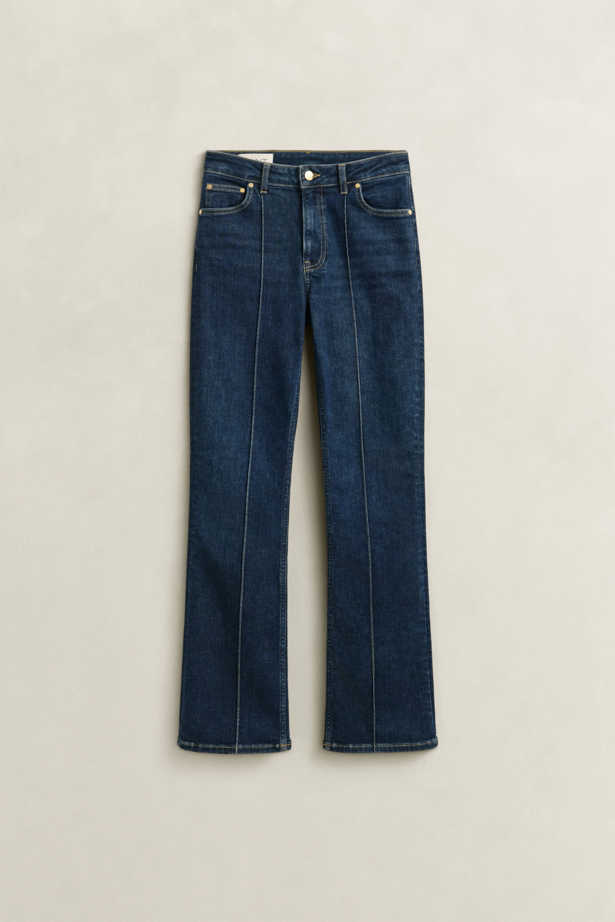 Slim fit -mitoitetut alaspäin levenevät prässifarkut
