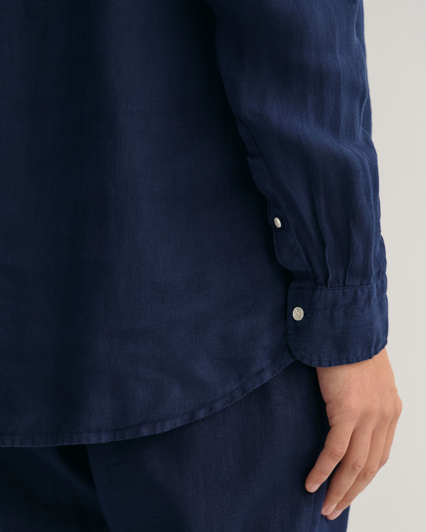 Regular&nbsp;fit ‑mitoitettu valmiina v&auml;rj&auml;tty pellavapaita