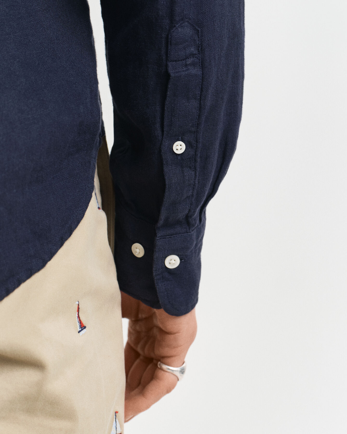 Regular fit ‑mitoitettu valmiina värjätty pellavapaita