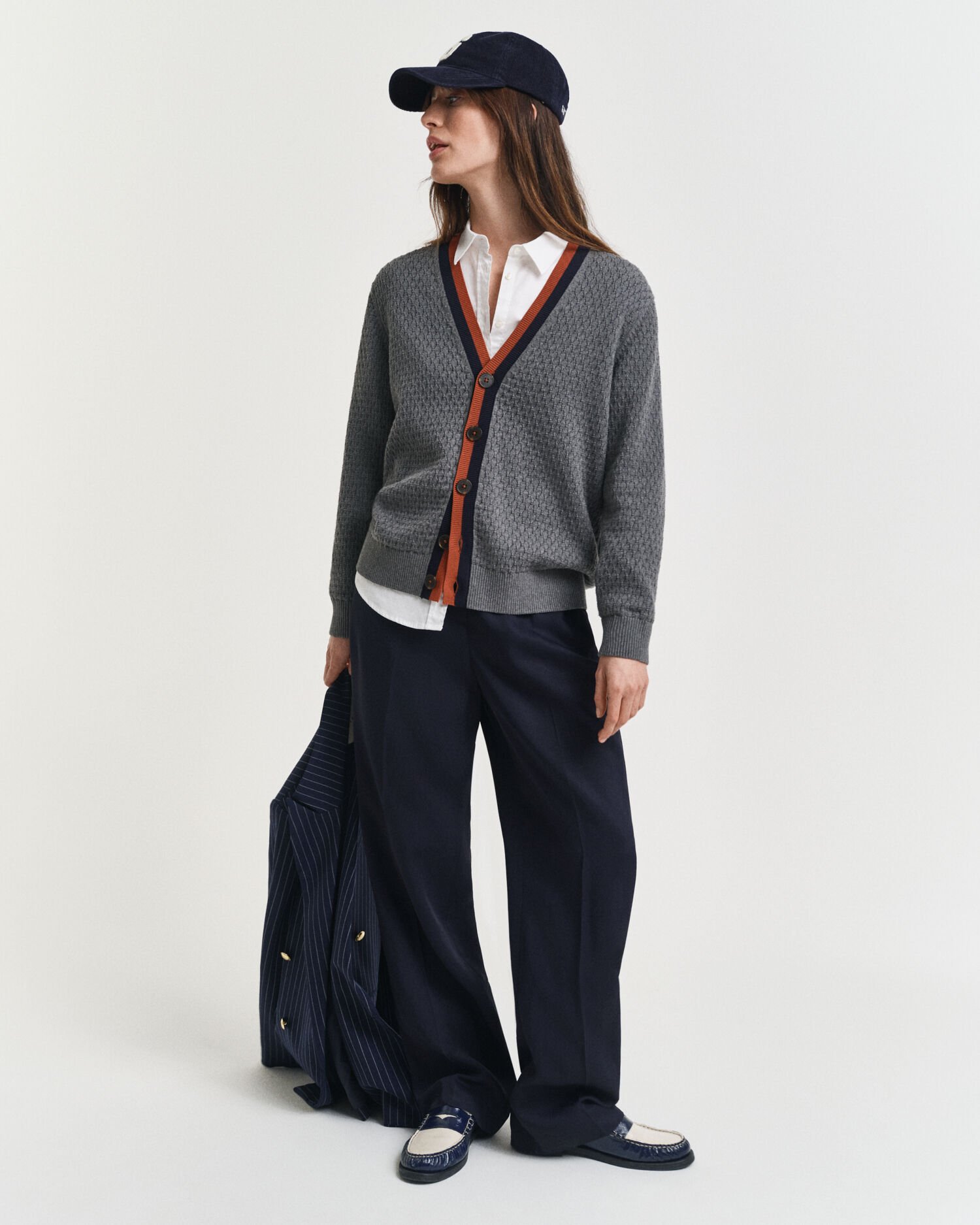 Kohopintainen kontrastivärinen puuvillaneuletakki