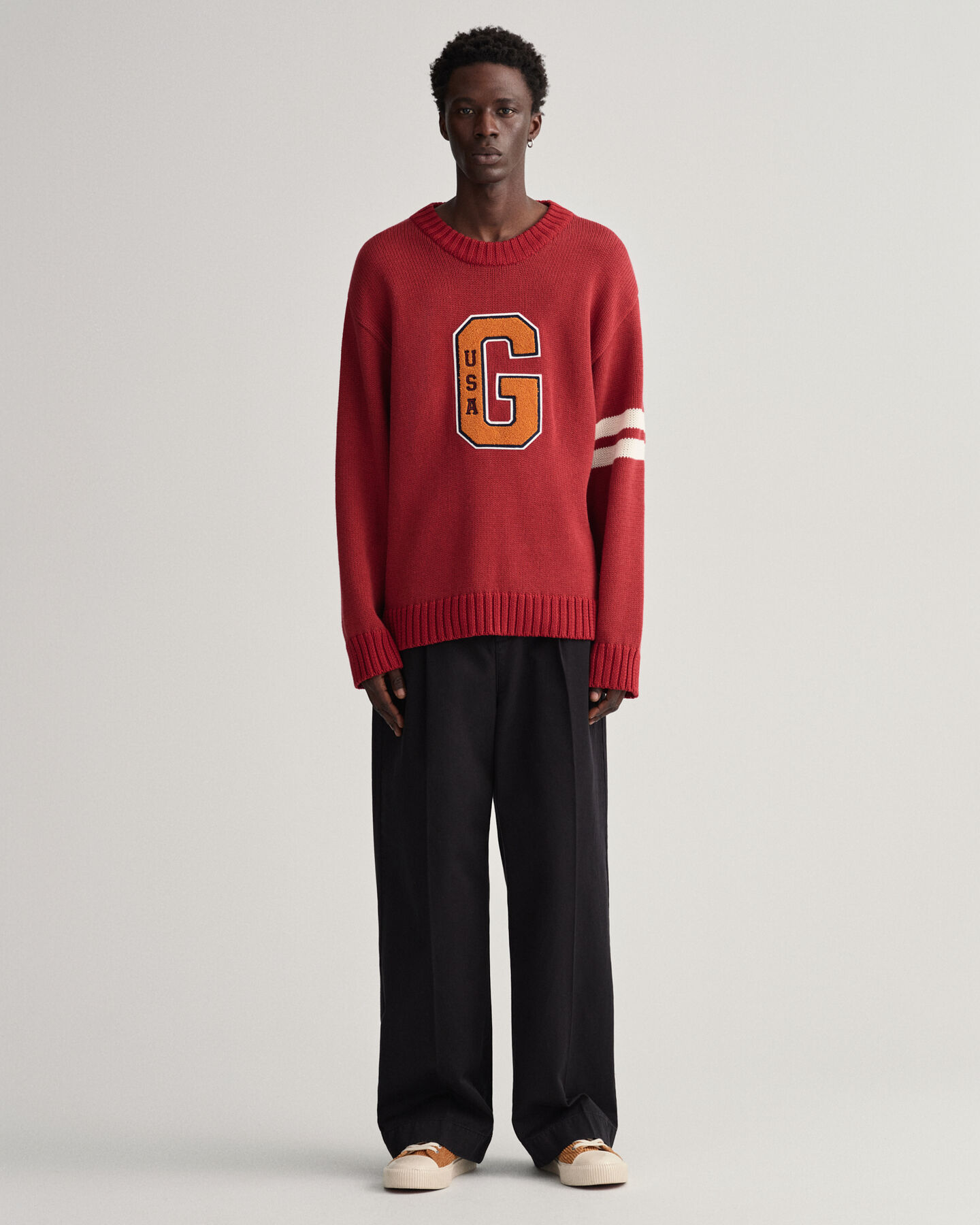 Väljät chinot laskoksilla