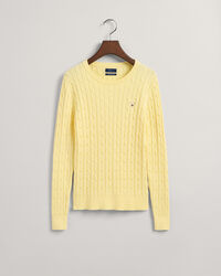 Joustopuuvillainen palmikkoneulepusero, jossa py&ouml;re&auml; p&auml;&auml;ntie