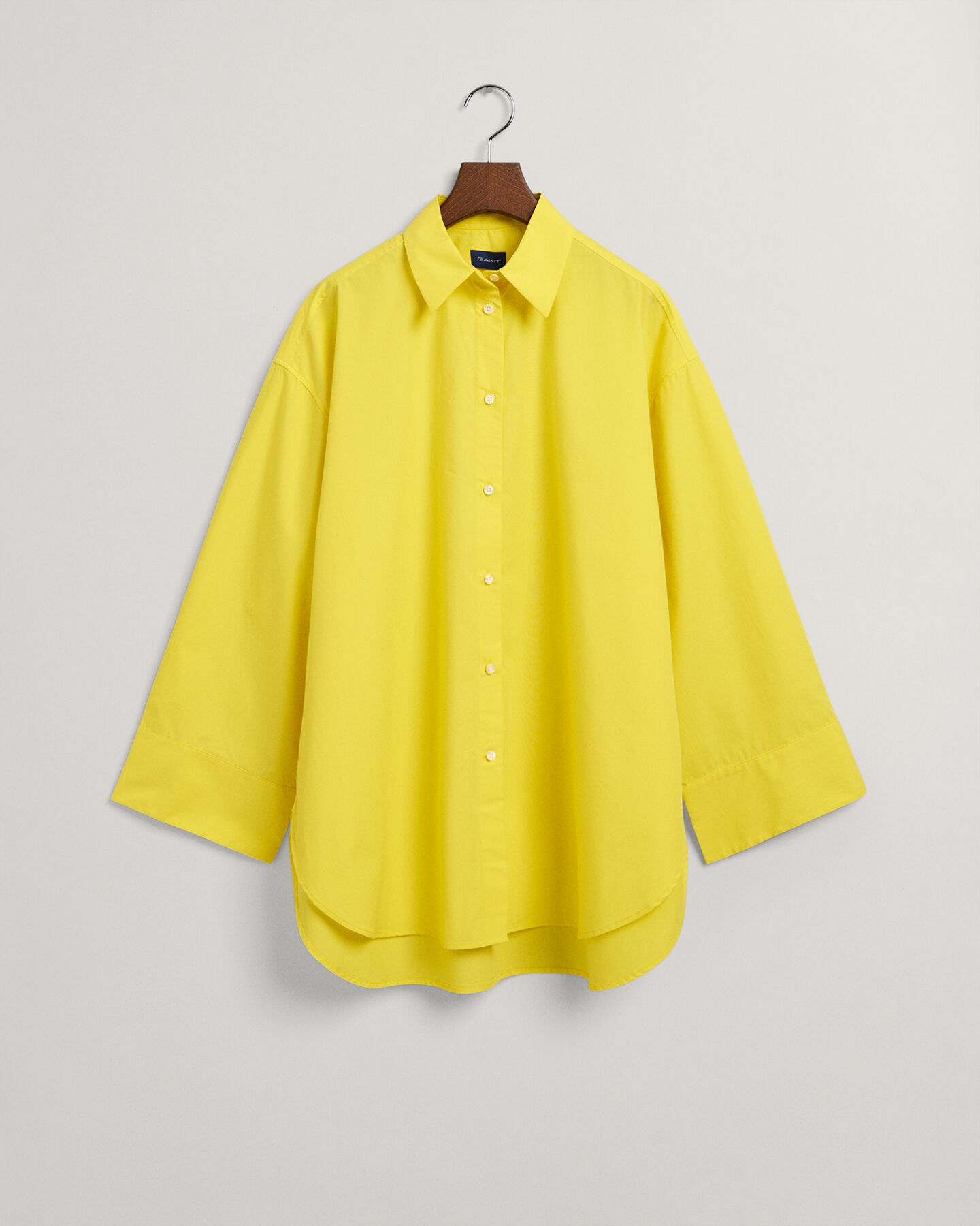 Oversized fit ‑mitoitettu paita leveillä kalvosimilla