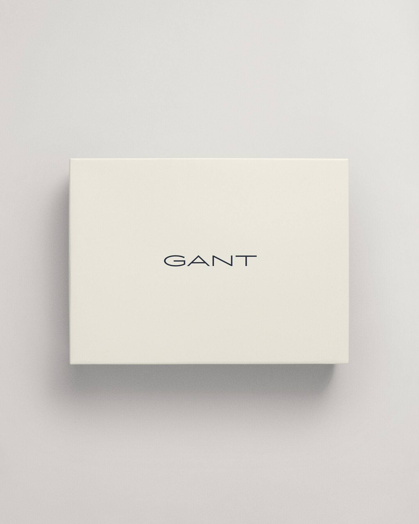 Shield-pipo ja -huivi lahjapakkauksessa