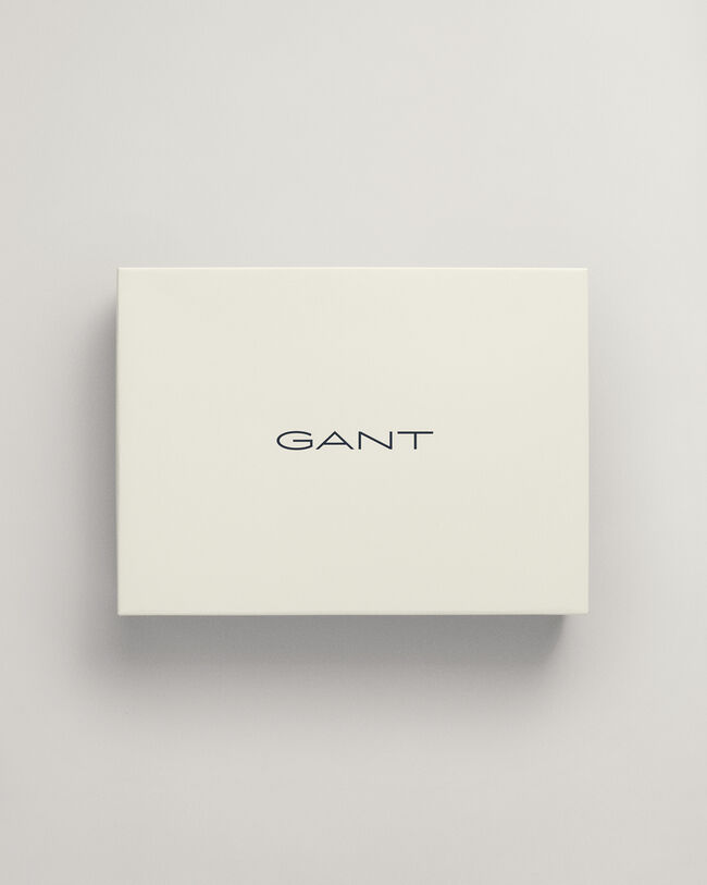 Shield-pipo ja -huivi lahjapakkauksessa