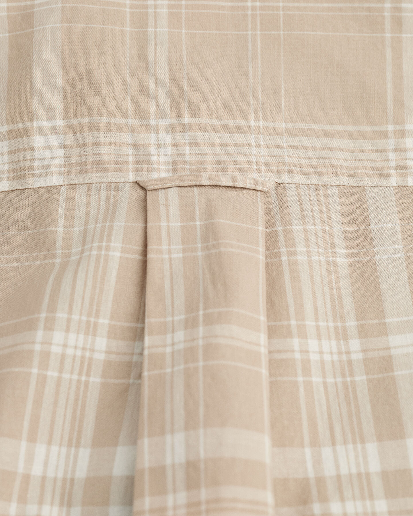 Regular&nbsp;fit ‑mitoitettu lyhythihainen ruutupaita puuvillapellavaa