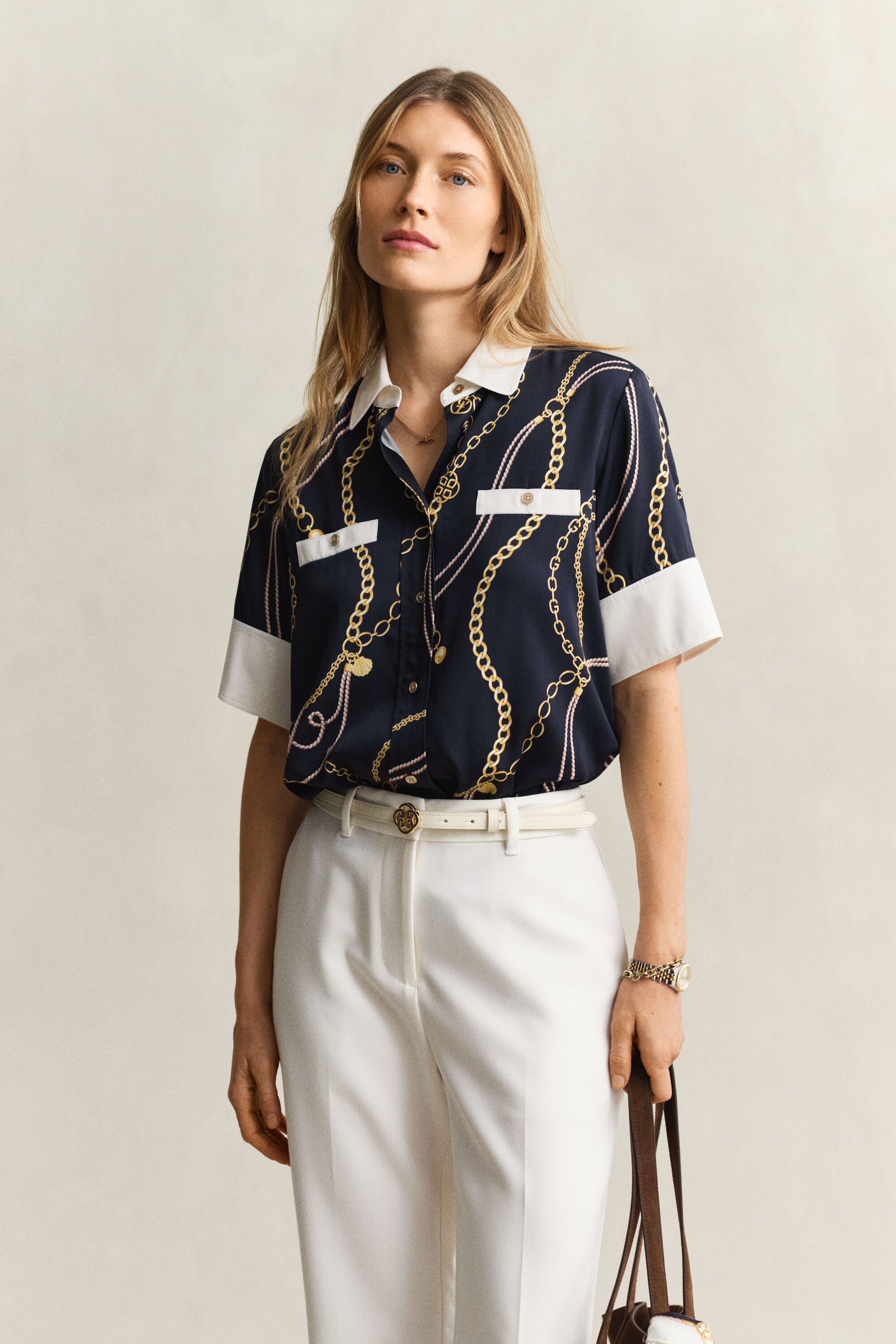 Kontrastivärinen pusero