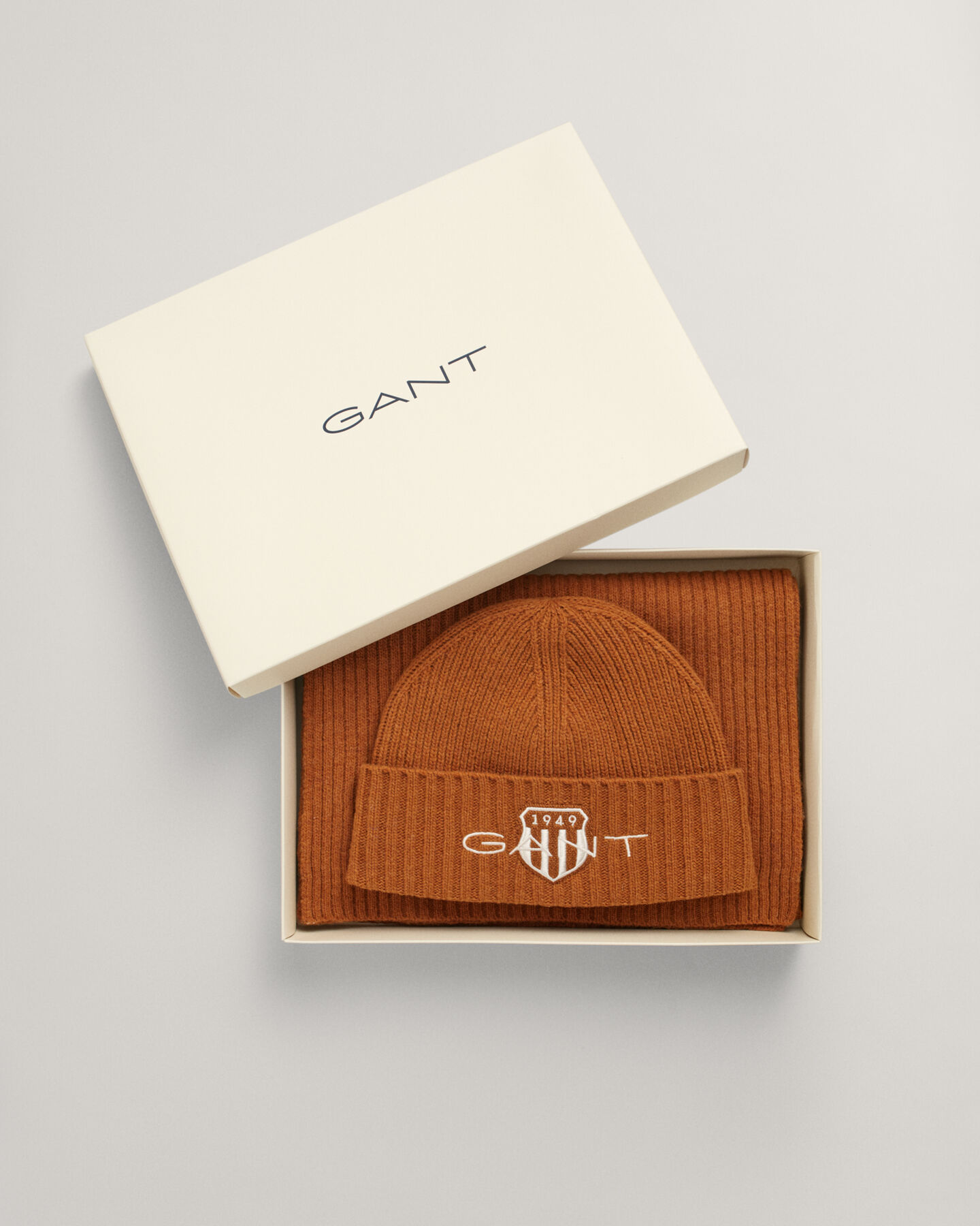 Teens-malliston pipo ja huivi lahjapakkauksessa