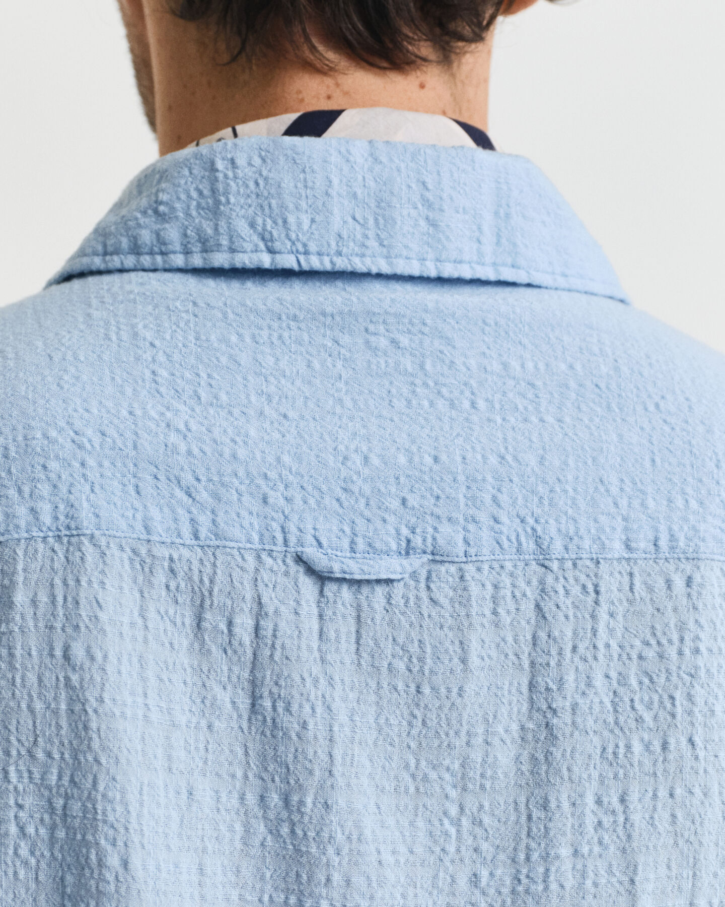 Väljästi mitoitettu lyhythihainen kohopintainen paita