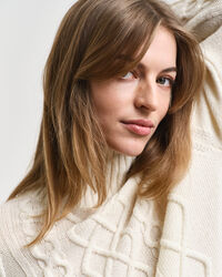 Pystykauluksinen palmikkoneule