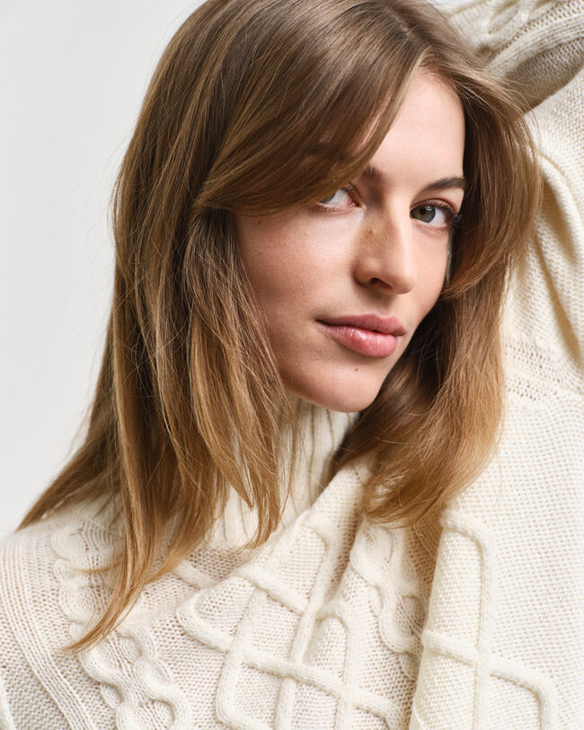 Pystykauluksinen palmikkoneule