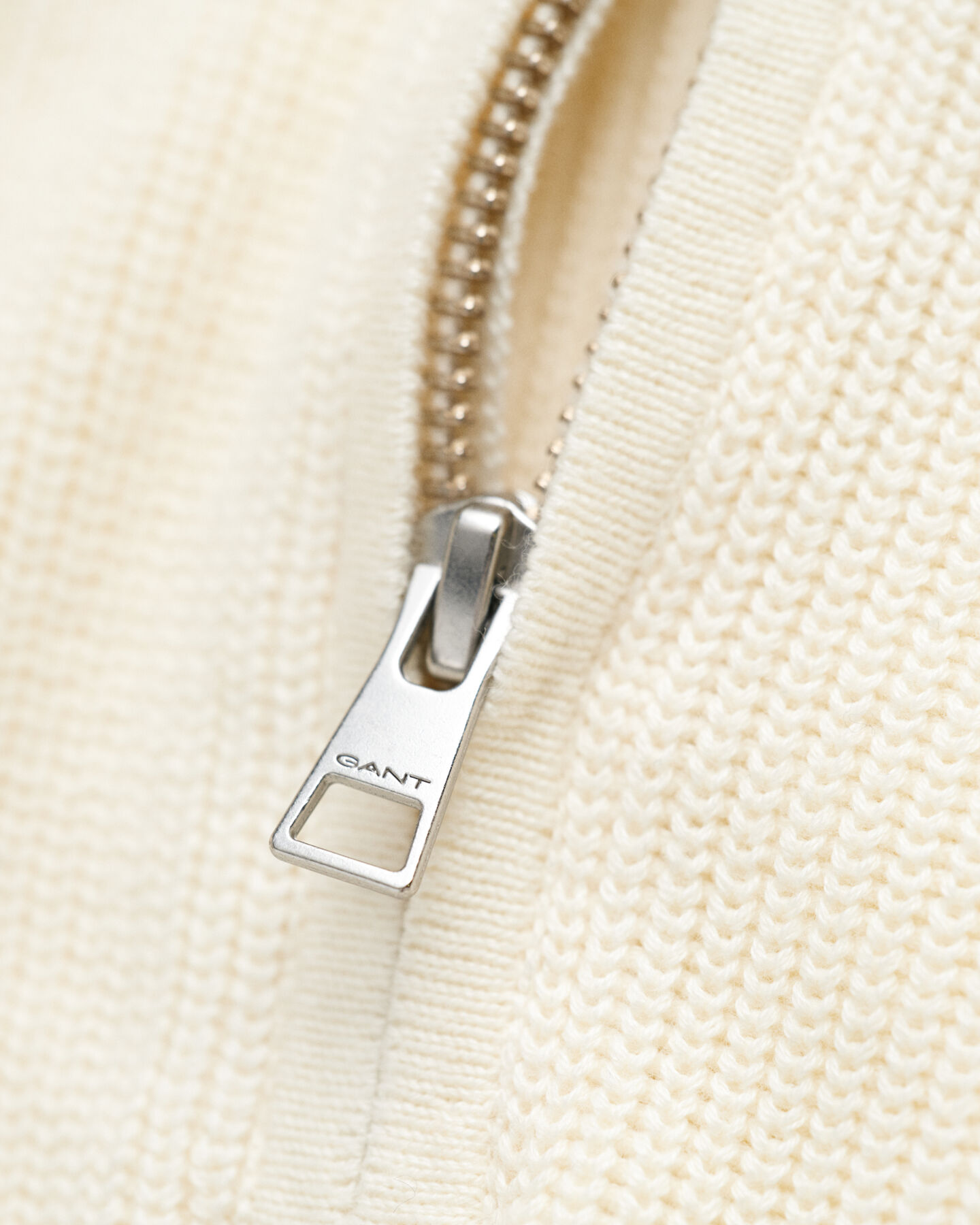 Puuvillainen vetoketjukauluksellinen ribbineulepusero