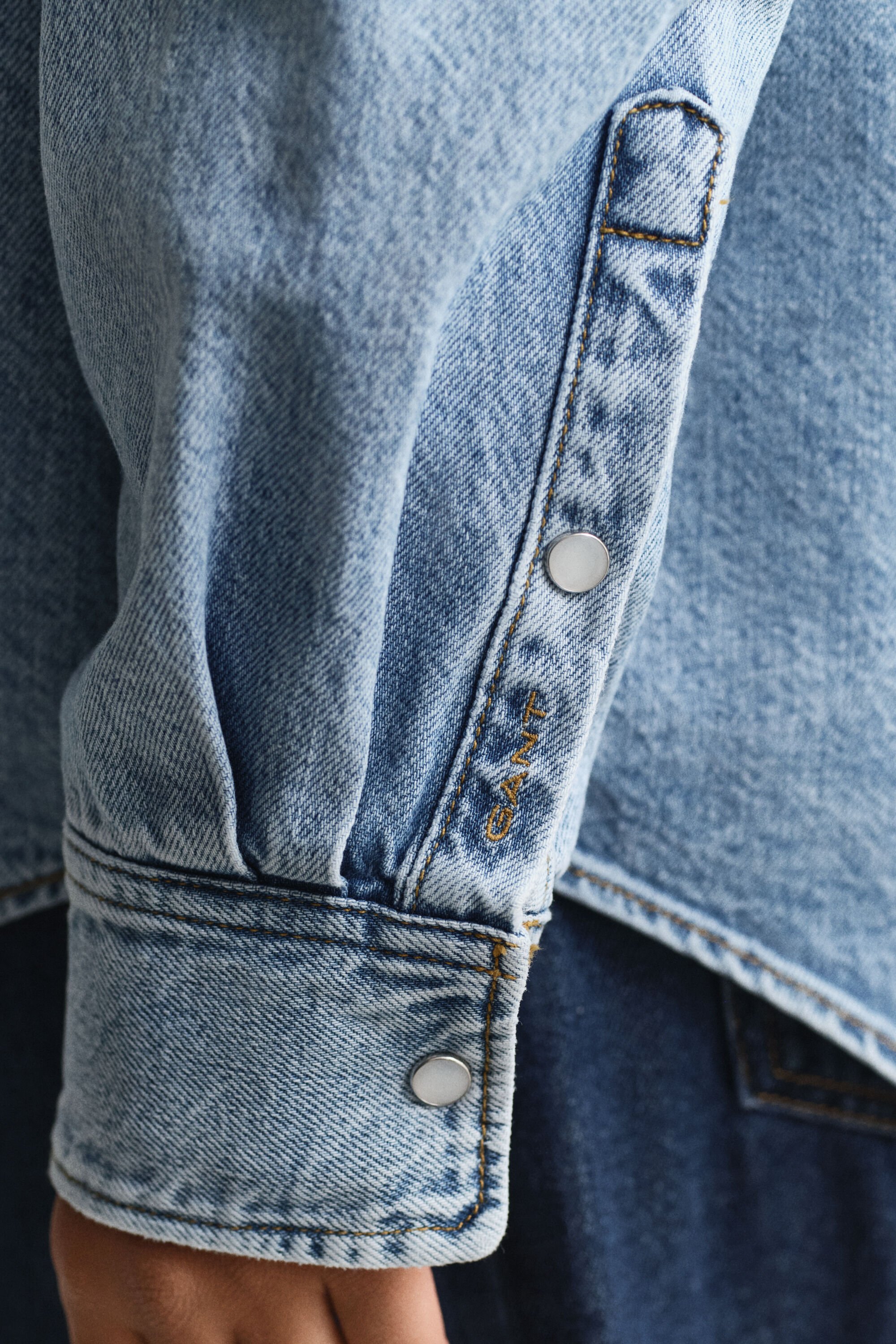 Relaxed fit ‑mitoitettu farkkupaita