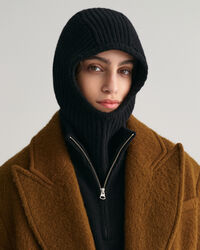 Villasta neulottu kypärämyssy