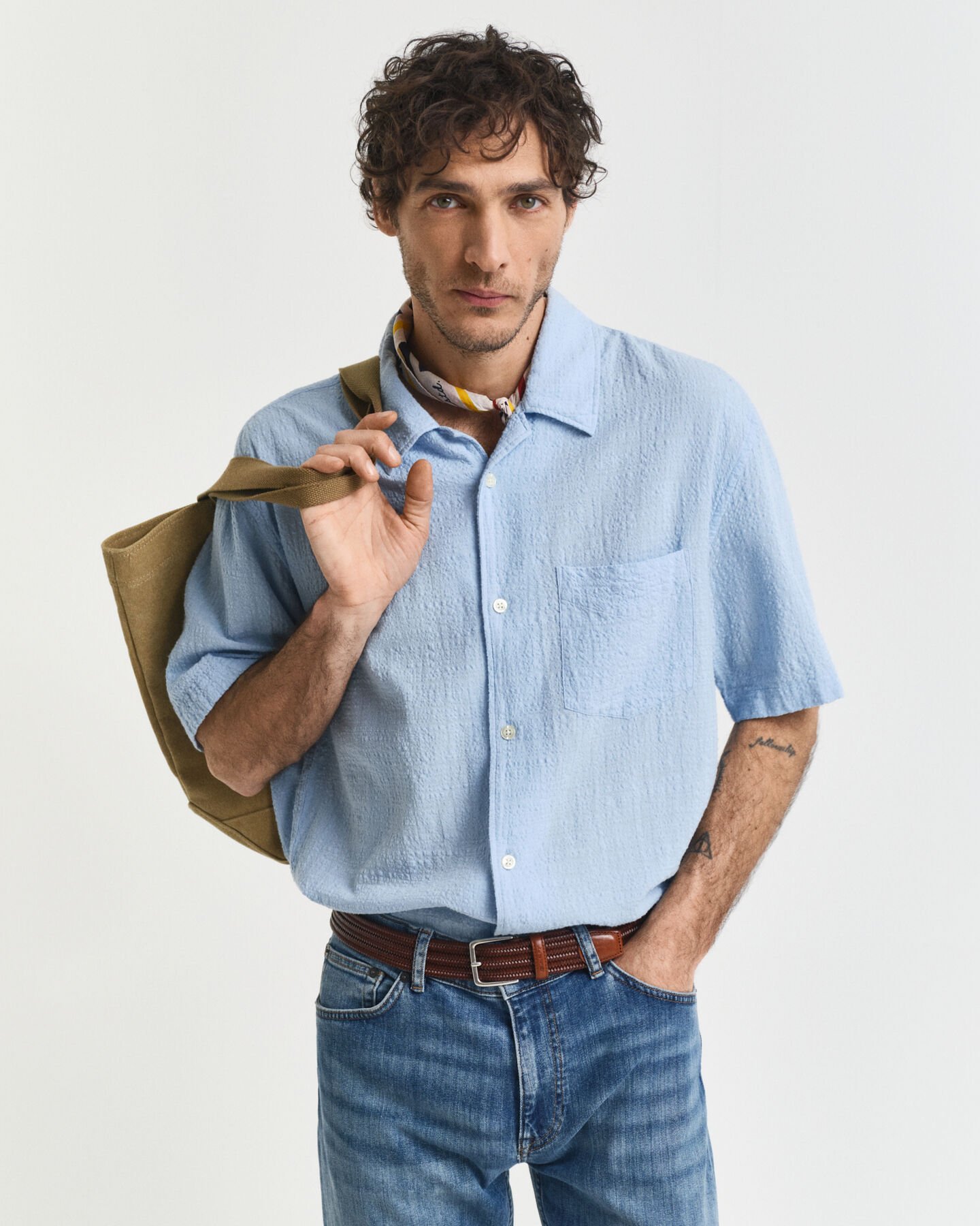 Väljästi mitoitettu lyhythihainen kohopintainen paita