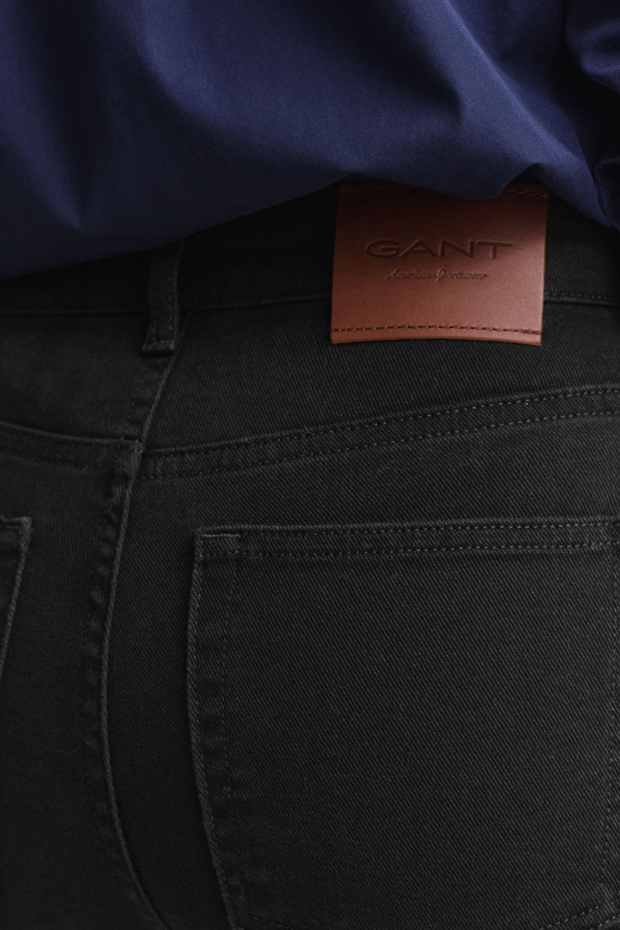 Slim fit -mitoitetut alaspäin levenevät joustofarkut