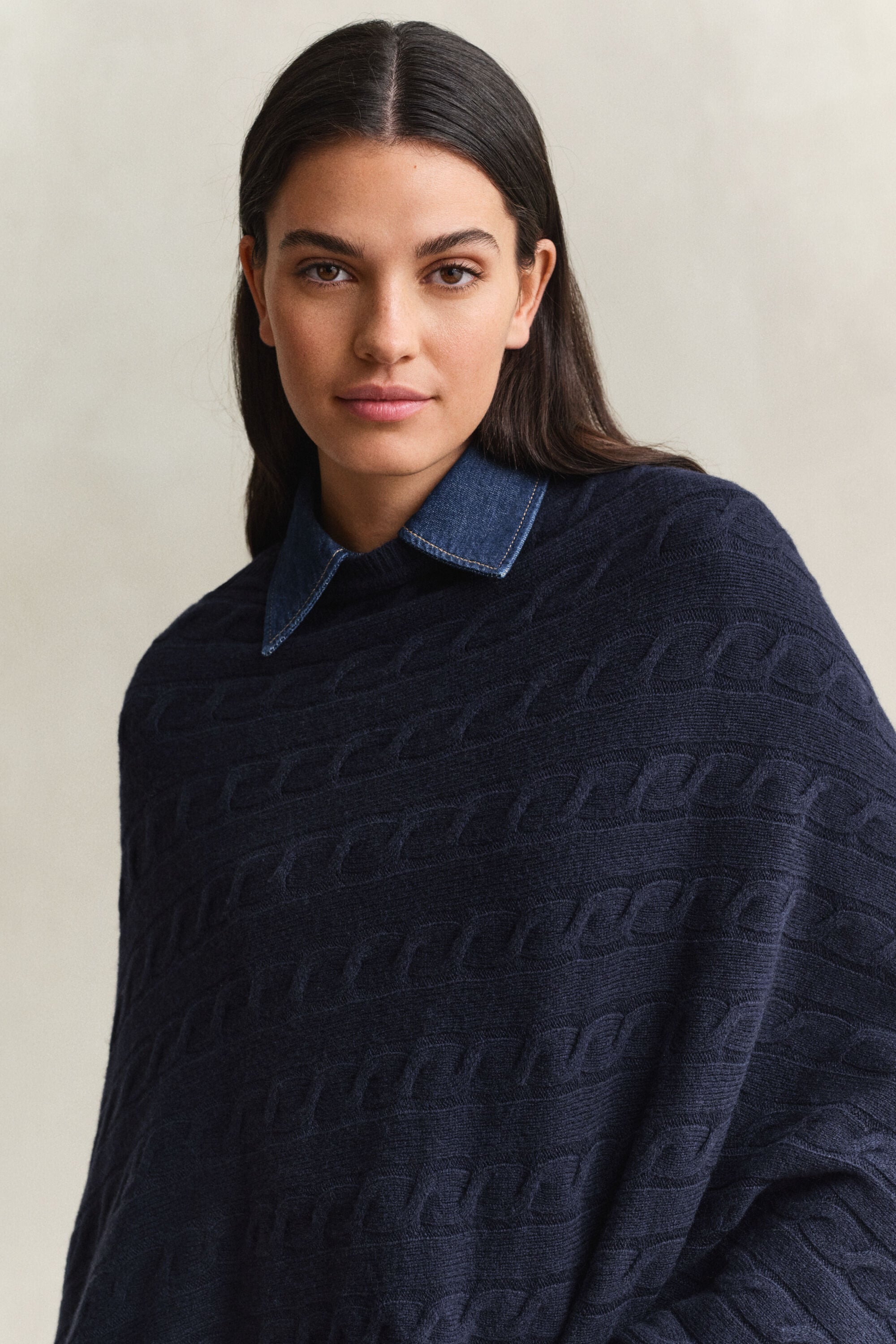 Villainen palmikkoneuleponcho