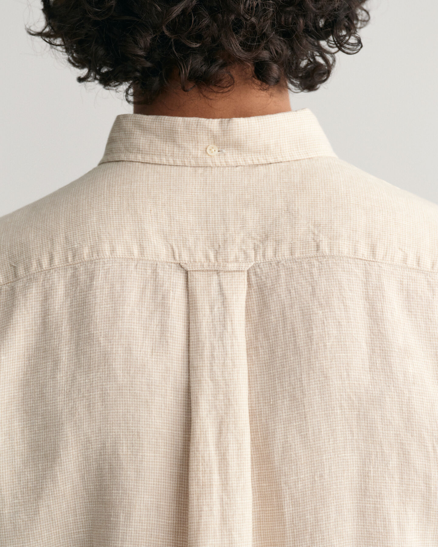 Regular&nbsp;fit ‑mitoitettu lyhythihainen kukonaskelkuvioinen pellavapaita