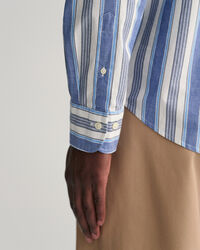 Regular&nbsp;fit ‑mitoitettu v&auml;rik&auml;s raitapaita