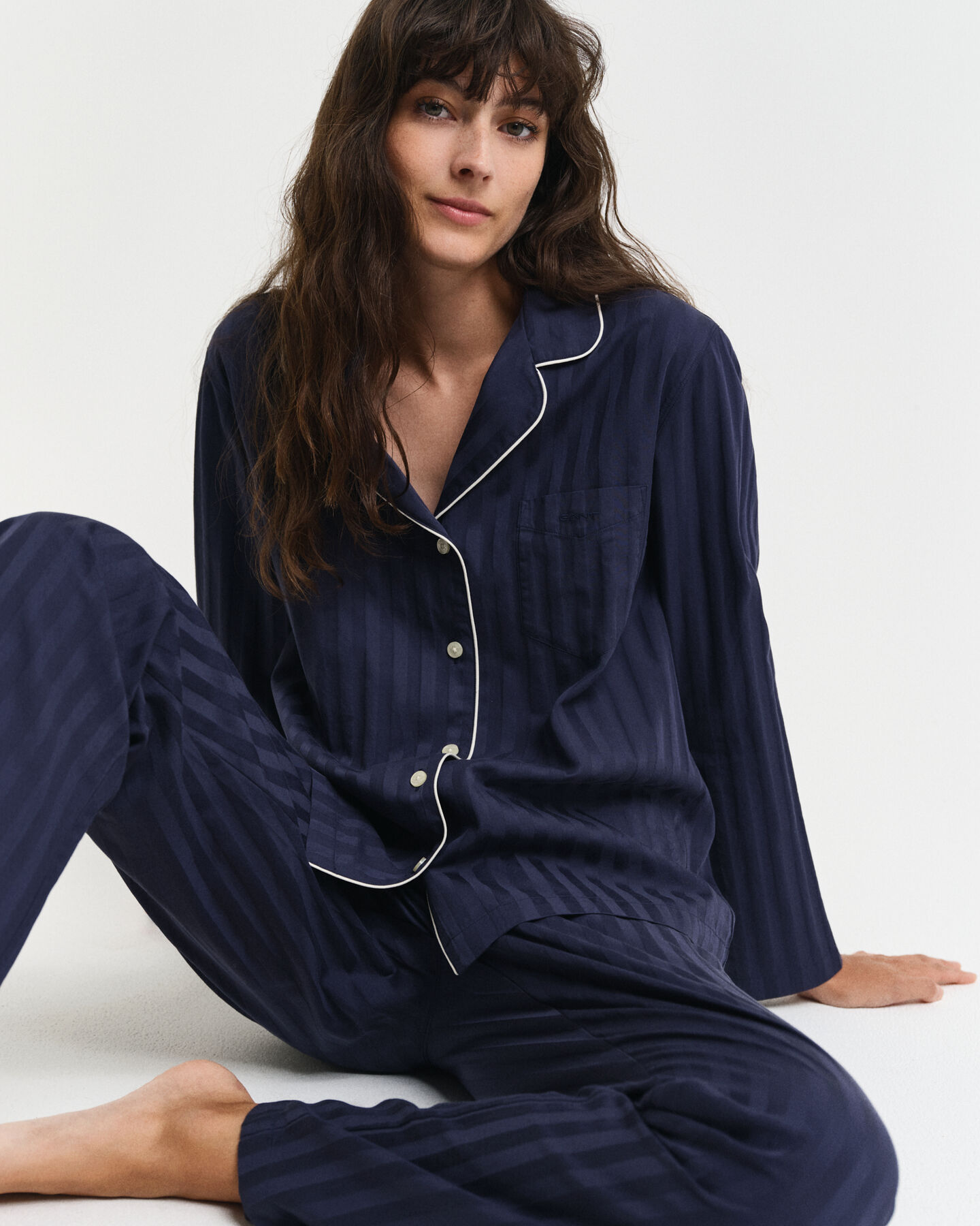 Raidallinen pyjama lahjapakkauksessa