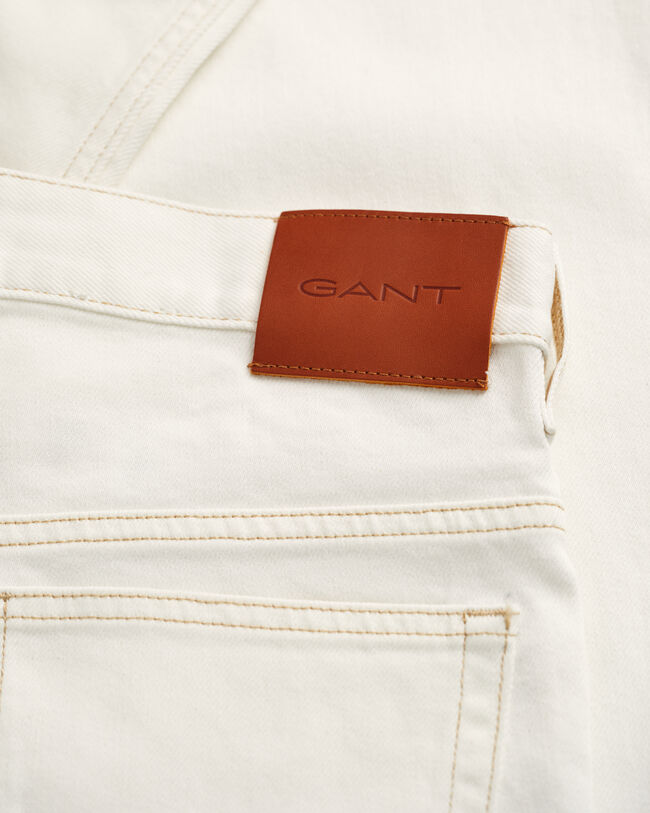 Loose fit ‑mitoitetut valkoiset farkut