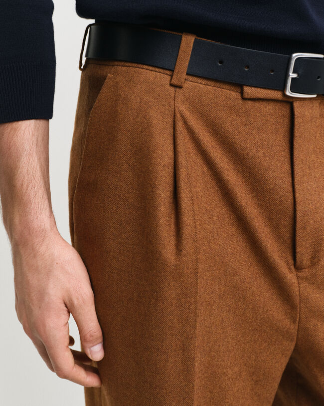 Relaxed fit ‑mitoitetut villaflanelliset puvunhousut