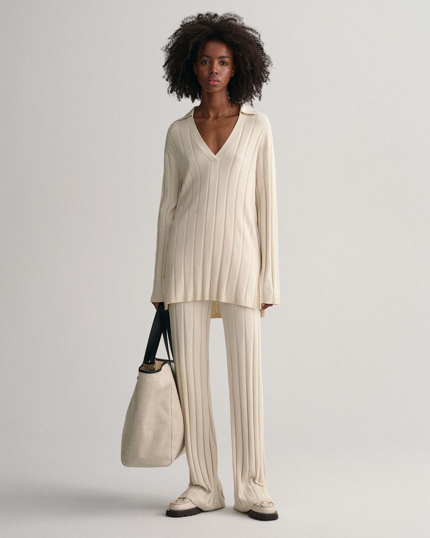 Avokauluksinen joustinneulepusero