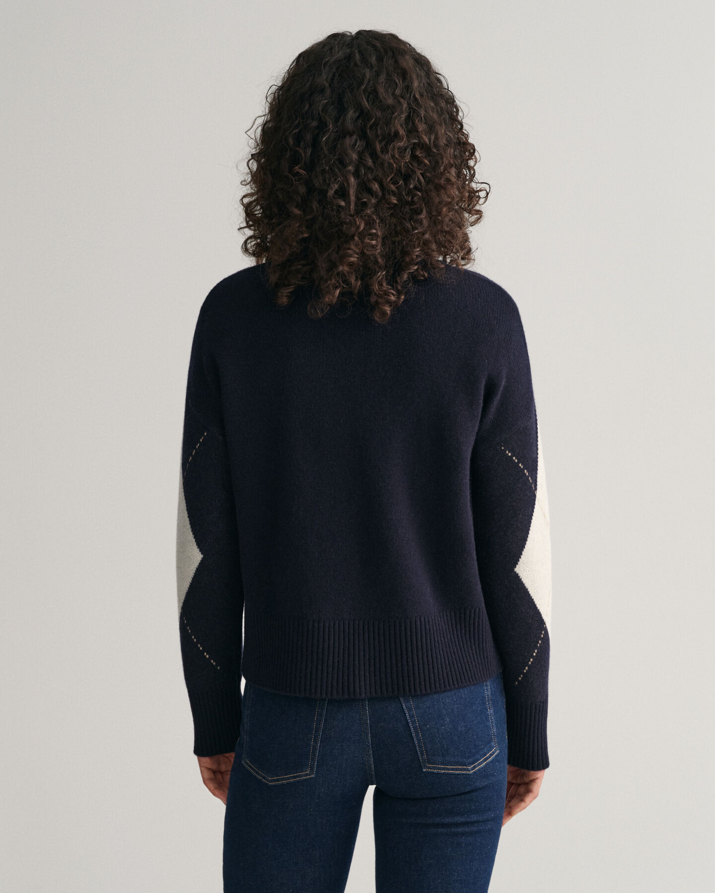 Ohut Argyle-neulepusero, jossa pyöreä pääntie