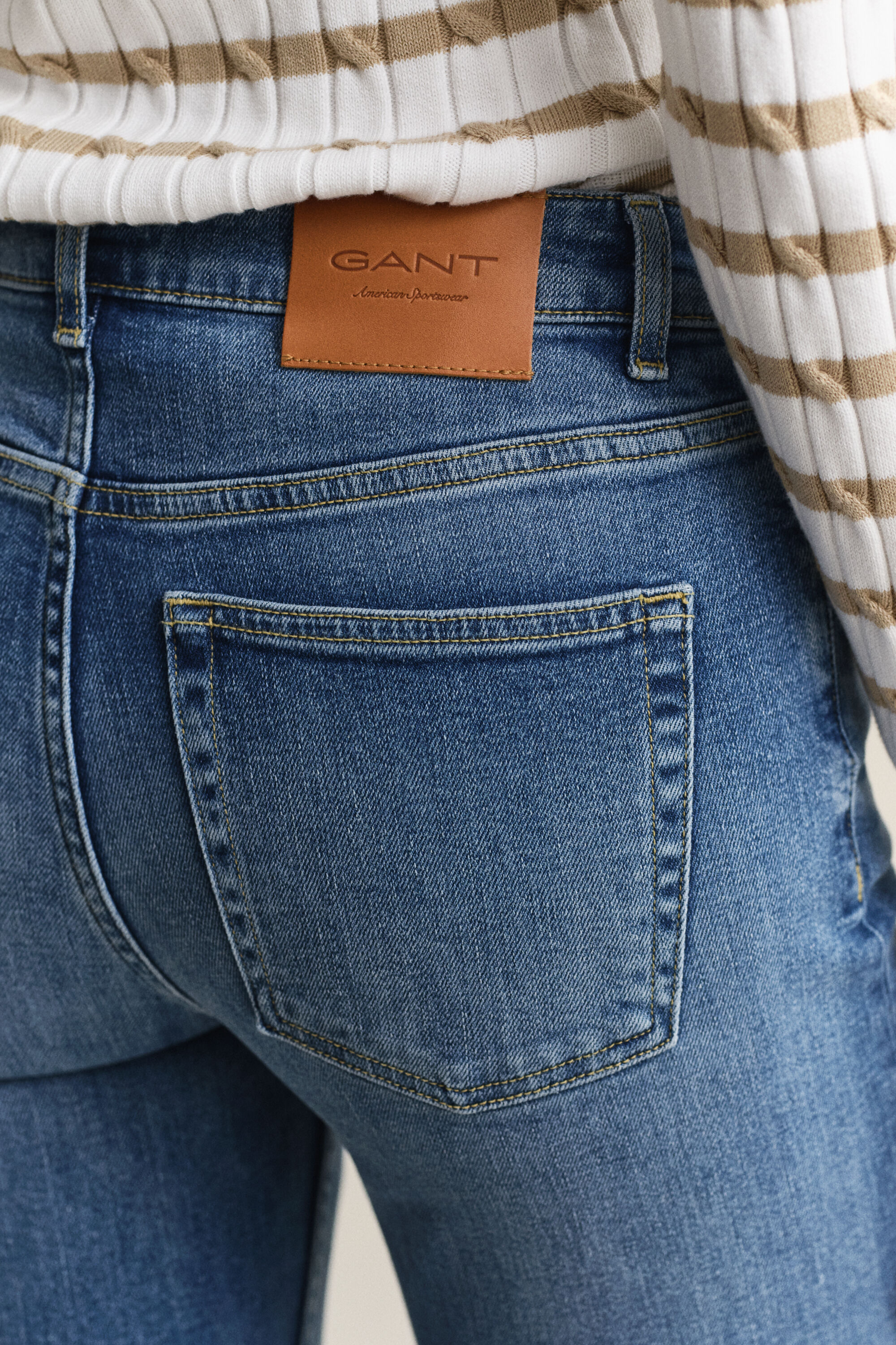 Joustavat alaspäin levenevät farkut